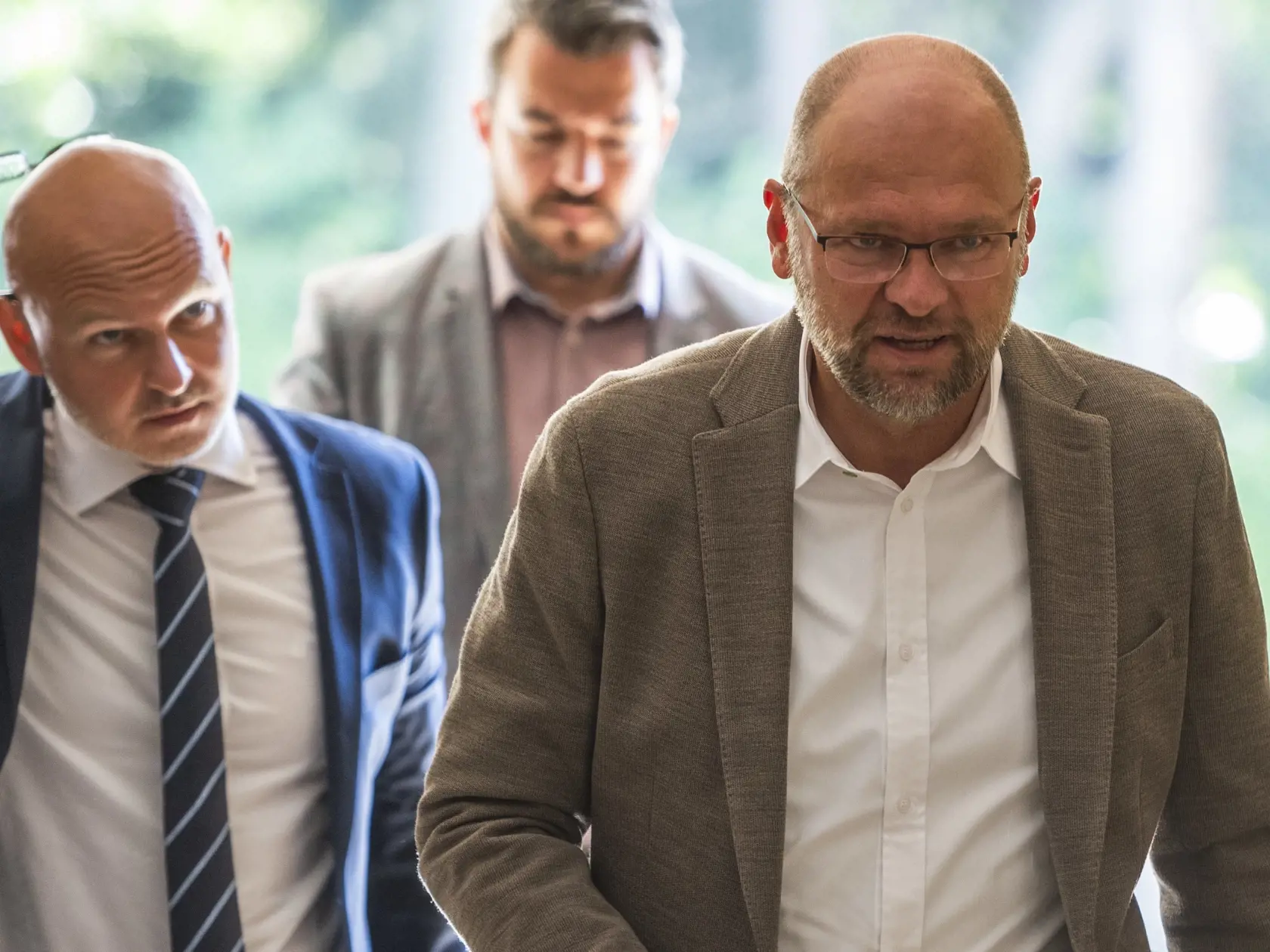 Na snímke vpravo minister hospodárstva SR v demisii a prvý podpredseda vlády pre ekonomiku SR Richard Sulík (SaS) a vľavo minister školstva, vedy, výskumu a športu SR Branislav Gröhling (SaS) prichádzajú na 100. rokovanie vlády SR o aktuálnej situácii v energetike v Bratislave 2. septembra 2022.
