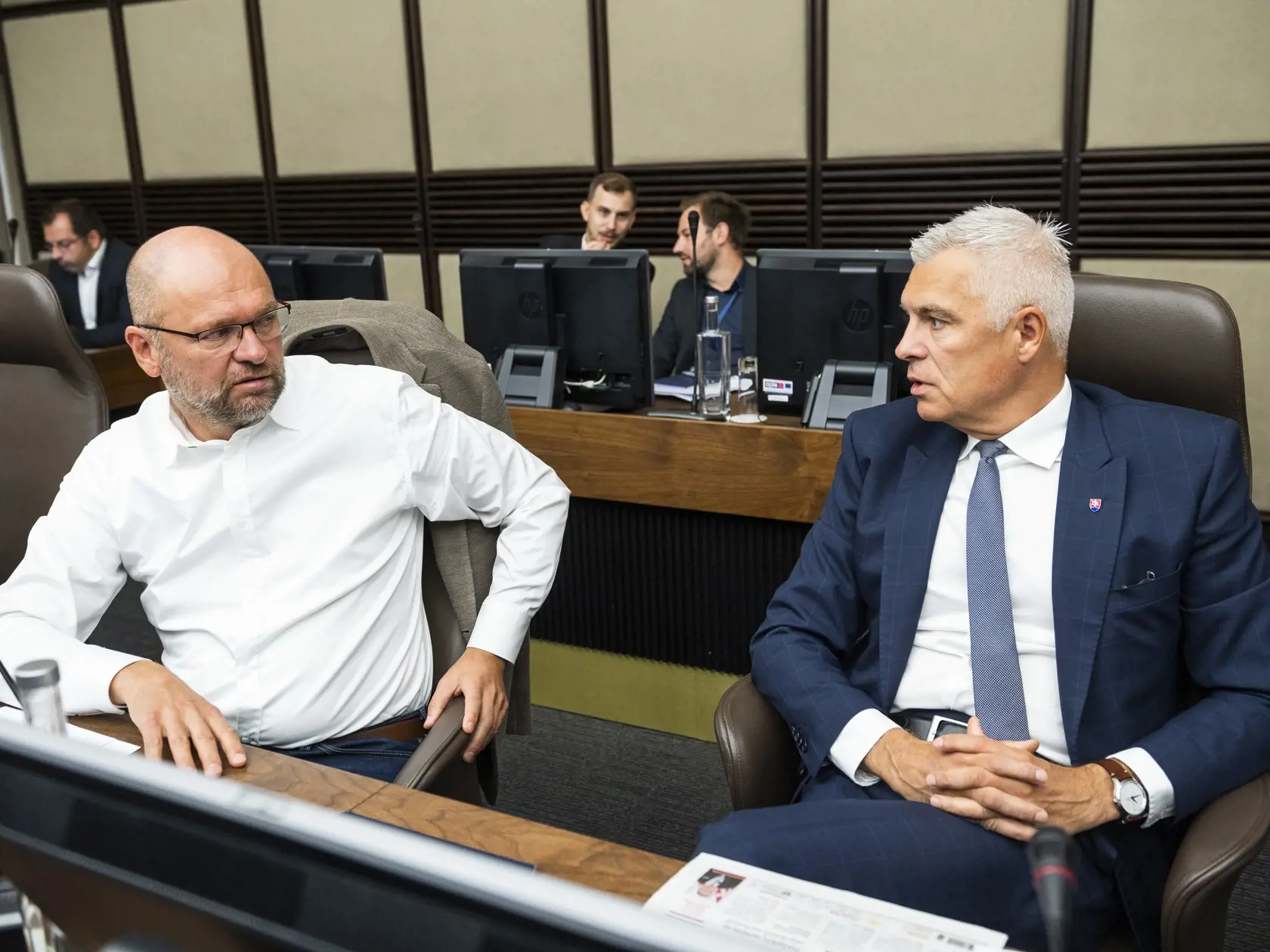 Na snímke sprava minister zahraničných vecí a európskych záležitostí SR Ivan Korčok (nominant SaS) a minister hospodárstva SR v demisii a prvý podpredseda vlády pre ekonomiku SR Richard Sulík (SaS) počas 100. rokovania vlády SR o aktuálnej situácii v energetike v Bratislave 2. septembra 2022.