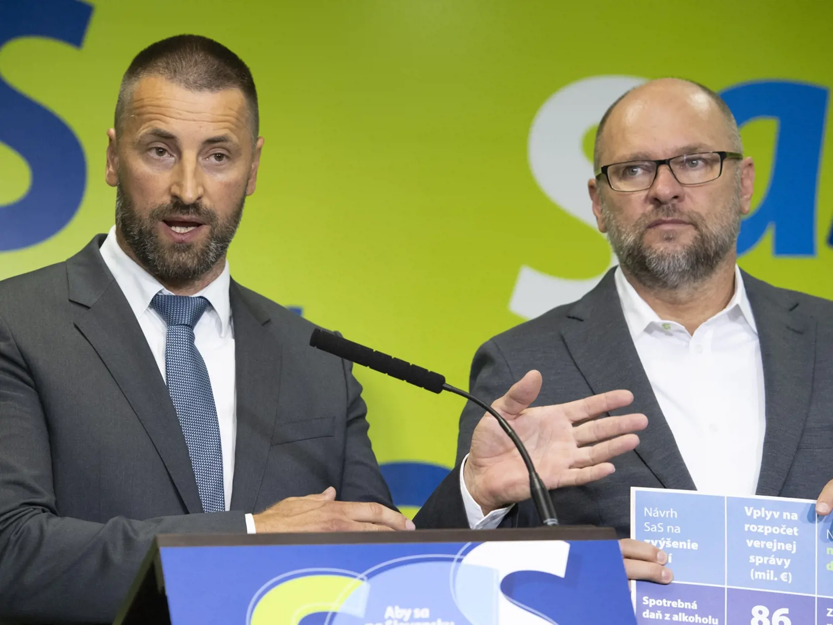 Na snímke sprava predseda SaS Richard Sulík a predseda Výboru NR SR pre financie a rozpočet Marián Viskupič počas tlačovej konferencie strany SaS k predkladaným daňovým návrhom 9. septembra 2022 v Bratislave.