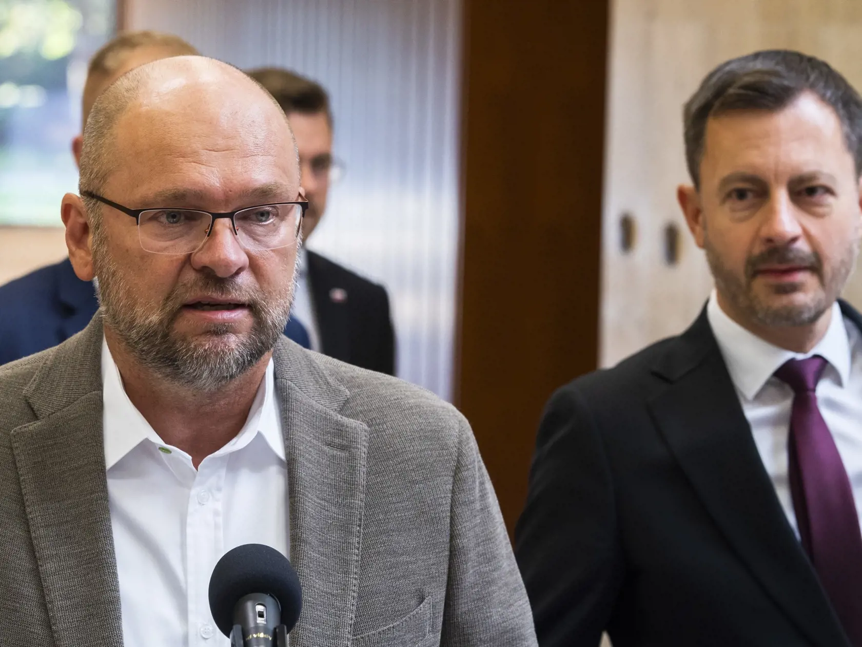 Na snímke minister hospodárstva SR v demisii a prvý podpredseda vlády pre ekonomiku SR Richard Sulík (SaS) odpovedá na otázky novinárov a predseda vlády SR Eduard Heger (OĽaNO) prichádza na 100. rokovanie vlády SR o aktuálnej situácii v energetike v Bratislave 2. septembra 2022.
