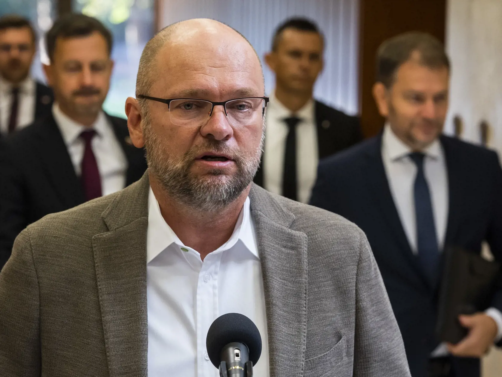 Na snímke zľava predseda vlády SR Eduard Heger (OĽaNO), minister hospodárstva SR v demisii a prvý podpredseda vlády pre ekonomiku SR Richard Sulík (SaS) a podpredseda vlády a minister financií SR Igor Matovič (OĽaNO) prichádzajú na 100. rokovanie vlády SR o aktuálnej situácii v energetike v Bratislave 2. septembra 2022.