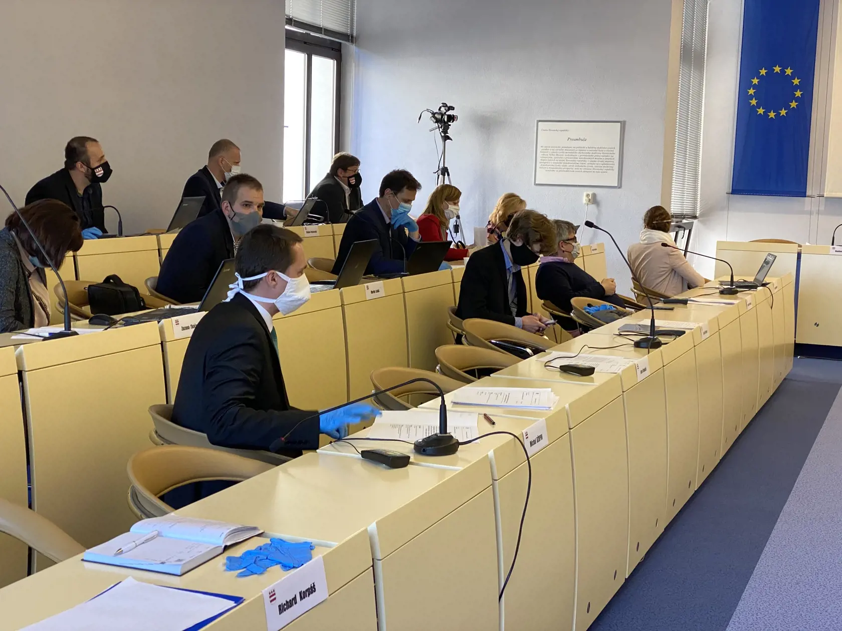 Na snímke poslanci Metského zastupiteľstva v Prešove počas rokovania. Prešov 22. apríla 2020. EASY FOTO TASR - Maroš Černý