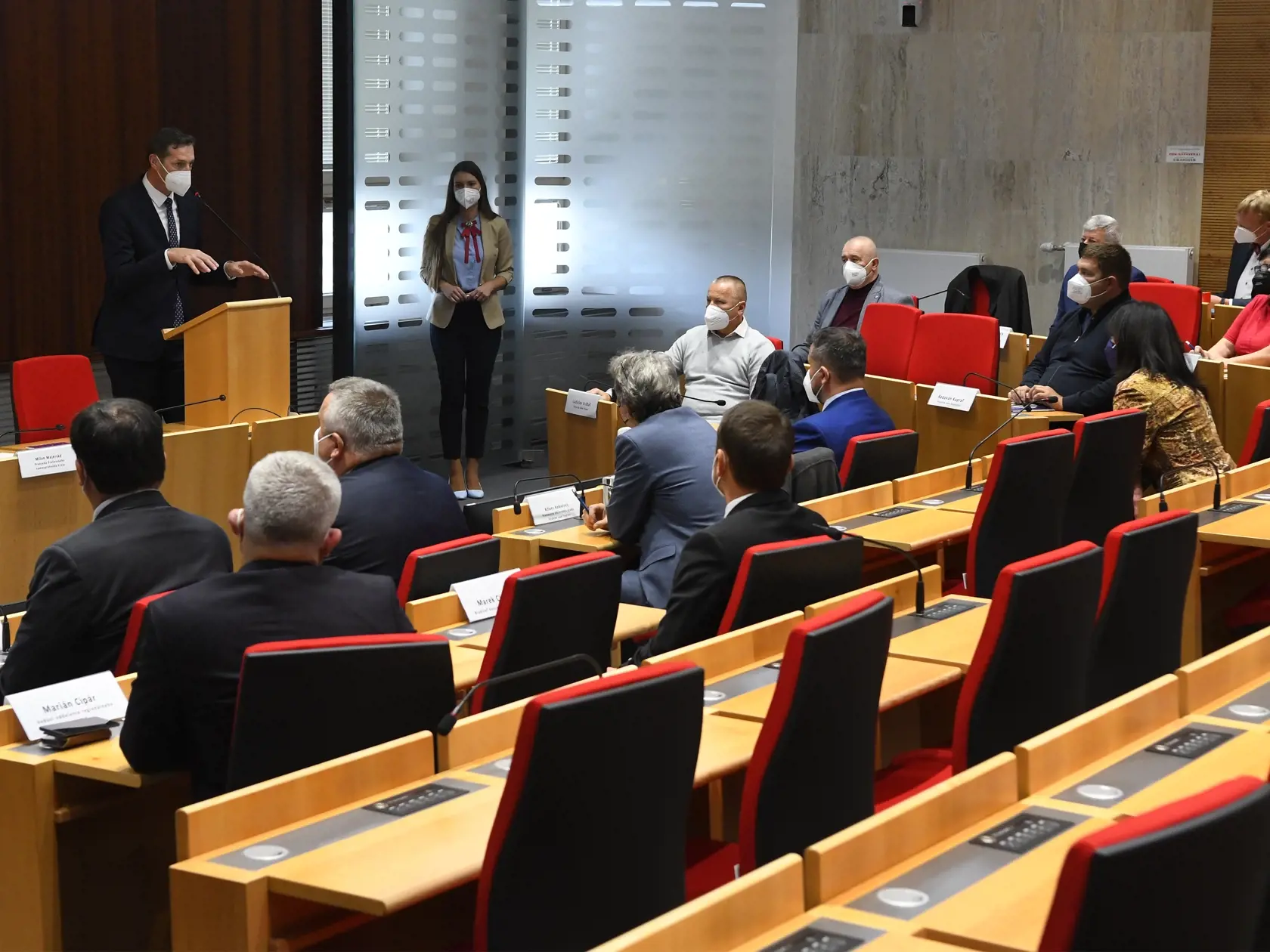 Podpísanie Memoranda o vzájomnej spolupráci medzi PSK a aktérmi rozvoja územia v okolí vodnej stavby Veľká Domaša 8. novembra 2021 v Prešove. Na snímke vľavo hore predseda PSK Milan Majerský, vpravo sedia zástupcovia samospráv dotknutých obcí.  FOTO TASR - Milan Kapusta
