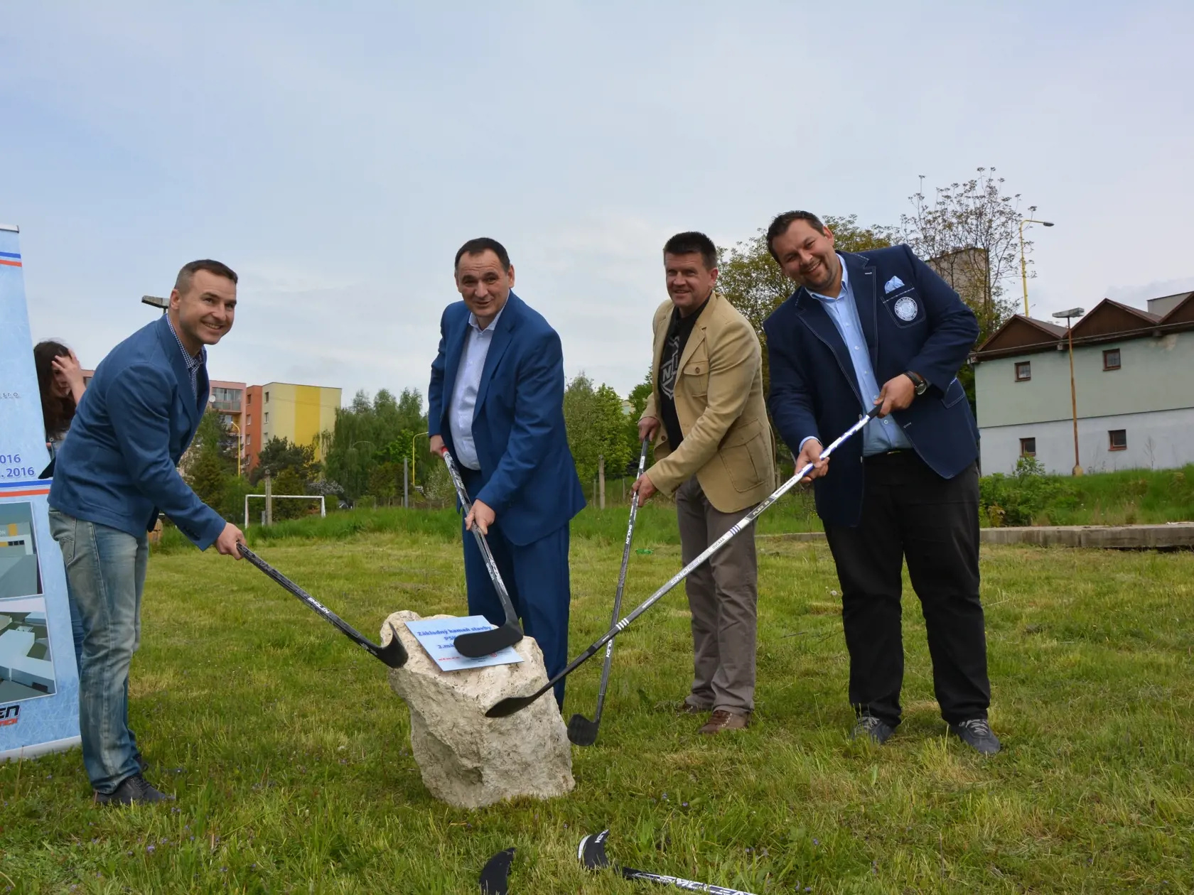 V Prešove začali 02. 05. 2016 s v tréningovej hokejovej haly PSK Aréna s umelou ľadovou plochou na sídlisku Sekčov. Na snímke zľava investor Ján Kentoš, vtedajší predseda PSK Peter Chudík, správca haly Robert Čop a za zhotoviteľa Robert Strmeň. Táto hala sa stala jablkom svárom medzi mestským poslancom a jej investorom.