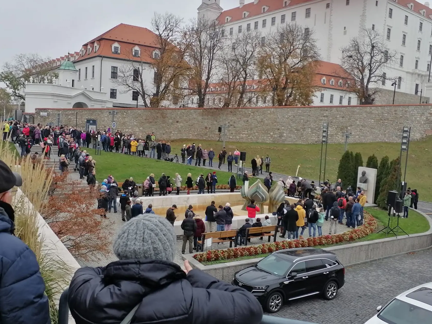 Protest pre parlamentom.