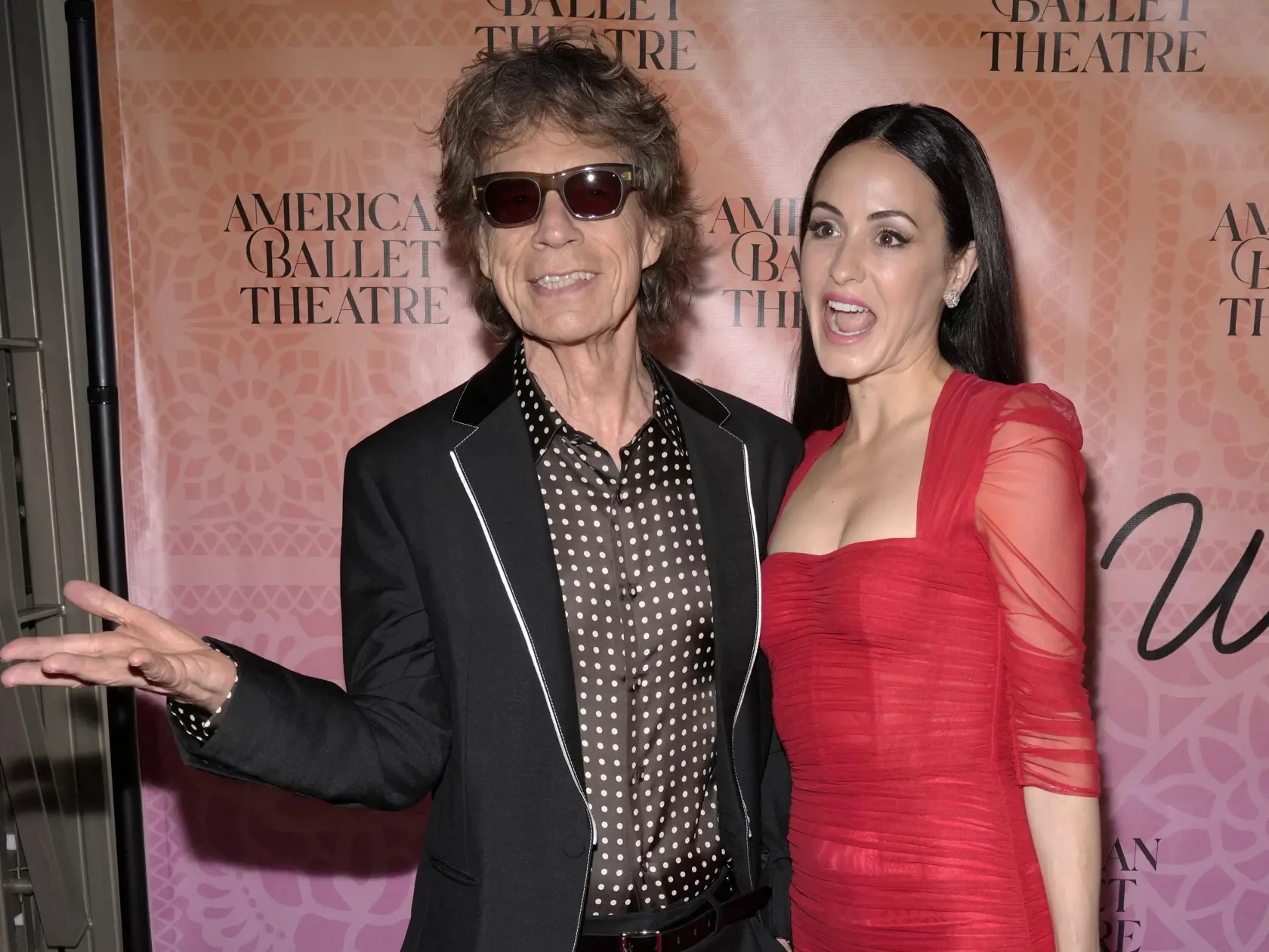 EBE 21 New York - Na snímke zľava spevák britskej rockovej skupiny Rolling Stones Mick Jagger a jeho partnerka  Melanie Hamricková prichádzajú na galavečer American Ballet Theatre a premiéru filmu „Like Water for Chocolate“ v David Geffen Hall v Lincolnovom centre v New Yorku v noci na 23. júna 2023. FOTO TASR/AP

Mick Jagger and Melanie Hamrick attend the American Ballet Theatre June gala and premiere of "Like Water for Chocolate" at David Geffen Hall at Lincoln Center on Thursday, June 22, 202