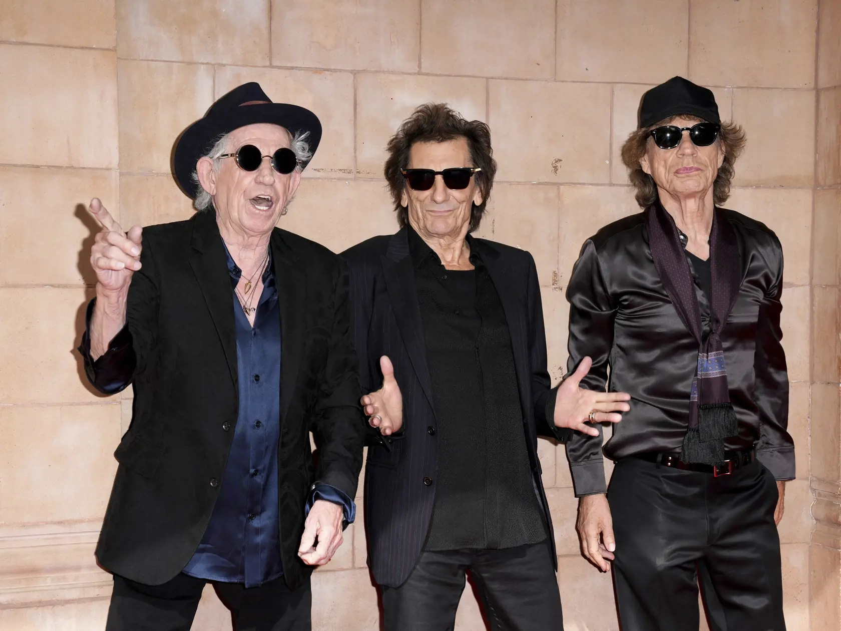 KK17 Londýn - Členovia skupiny The Rolling Stones sprava Mick Jagger, Ronnie Wood a Keith Richards pózujú v stredu 6. septembra 2023 v Londýne. Britská rocková skupina The Rolling Stones sa chystá zverejniť podrobnosti o svojej novej LP platni "Hackney Diamonds", ktorá je ich prvým štúdiovým albumom s pôvodným materiálom od roku 2005.  Členovia skupiny Mick Jagger (80), Keith Richards (79) a Ronnie Wood (76) poskytnú v stredu rozhovor o novom materiáli americkému televíznemu moderátorovi Jimmymu