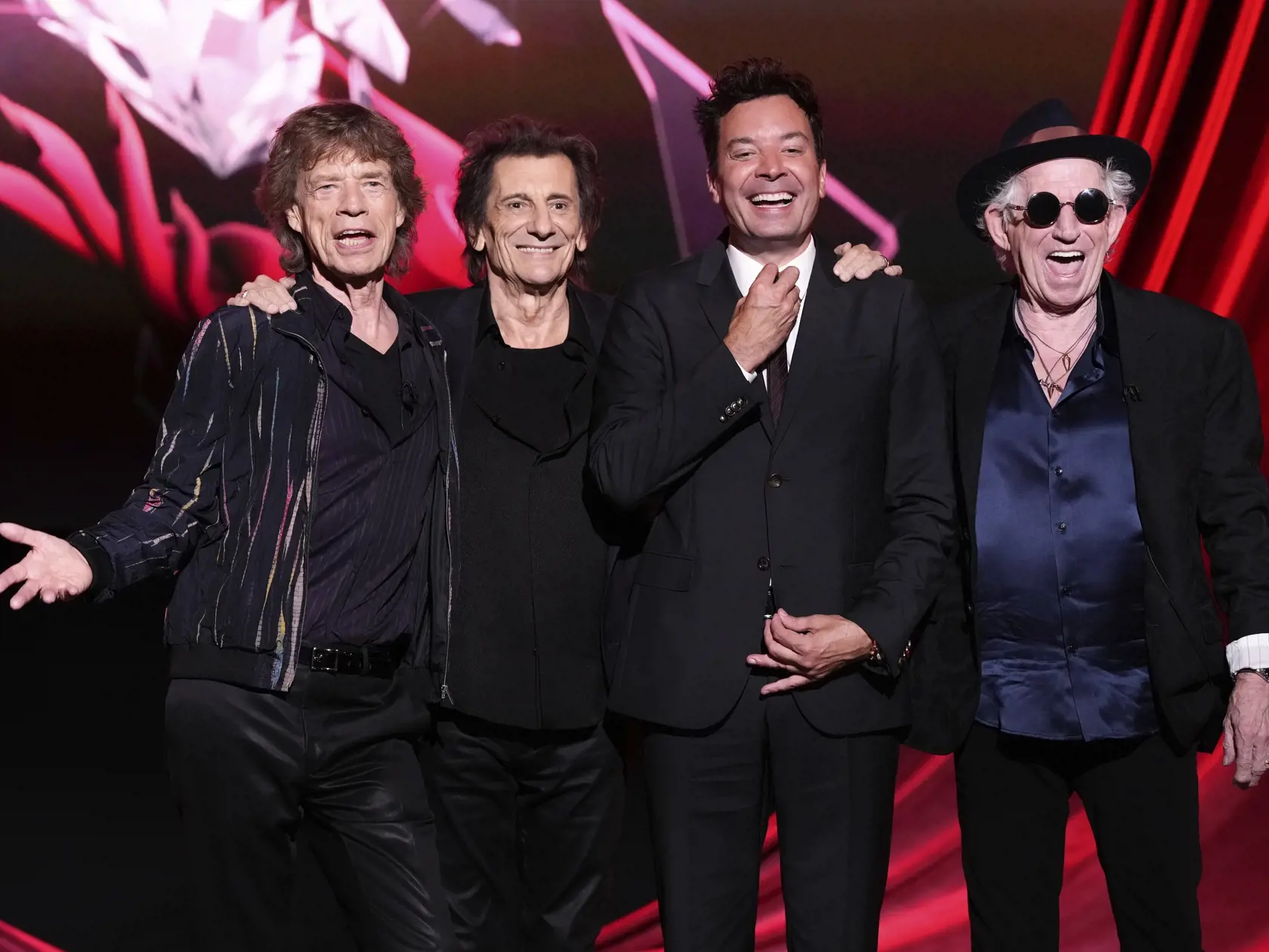 KK37 Londýn - Členovia britskej rockovej skupiny The Rolling Stones, zľava Mick Jagger, Ronnie Wood a vpravo Keith Richards pózujú s americkým televíznym moderátorom Jimmym Fallonom počas tlačovej konferencie k uvedeniu ich nového albumu Hackney Diamonds v stredu 6. septembra 2023 v Londýne. FOTO TASR/AP
Mick Jagger, from left, Ronnie Wood, Jimmy Fallon and Keith Richards pose for photographers at the launch of the new Rolling Stones album 'Hackney Diamonds' on Wednesday, Sept. 6, 2023 in London