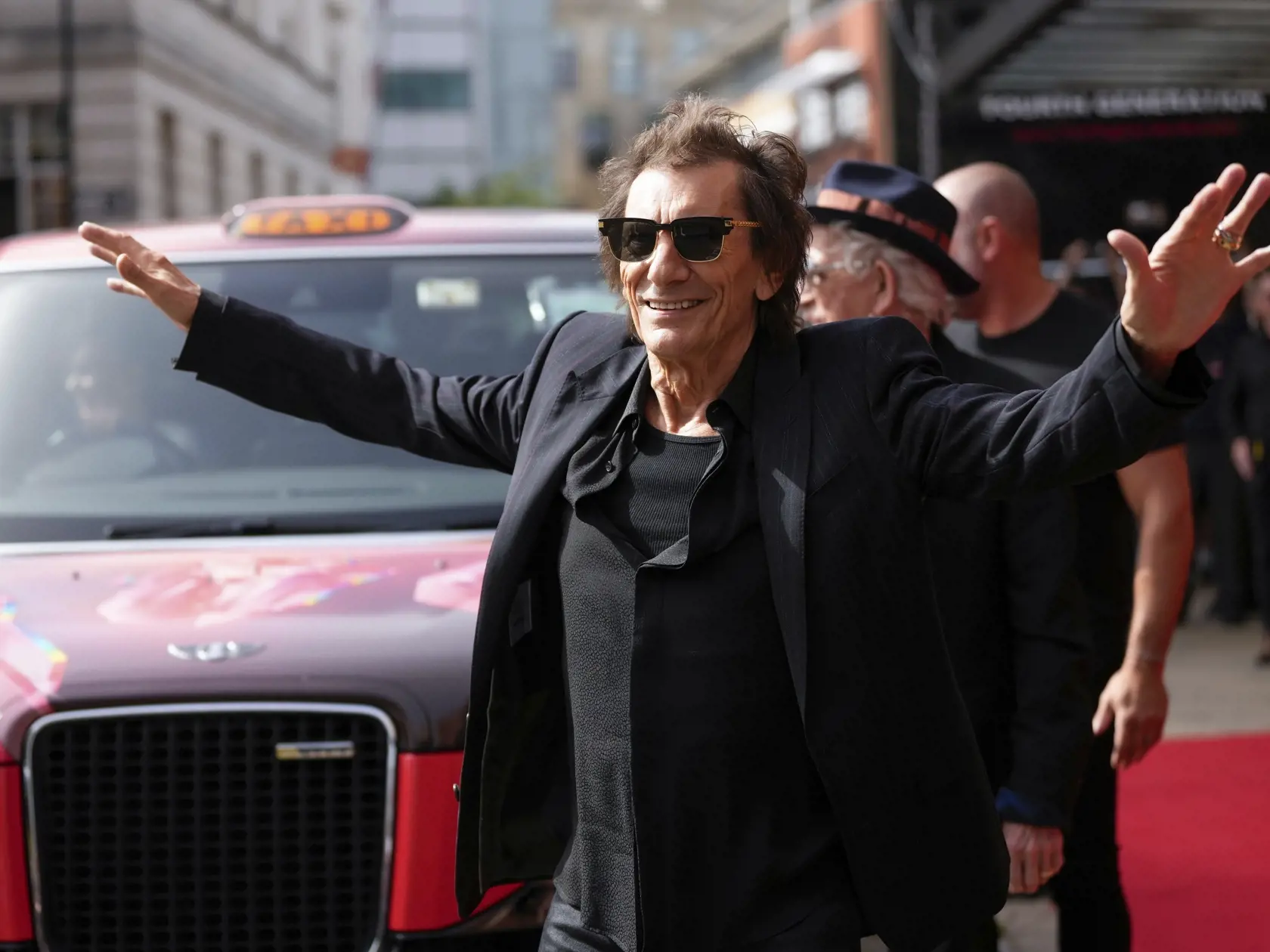 KK14 Londýn - Ronnie Wood zo skupiny The Rolling Stones prichádza v stredu 6. septembra 2023 v Londýne. Britská rocková skupina The Rolling Stones sa chystá zverejniť podrobnosti o svojej novej LP platni "Hackney Diamonds", ktorá je ich prvým štúdiovým albumom s pôvodným materiálom od roku 2005.  Členovia skupiny Mick Jagger (80), Keith Richards (79) a Ronnie Wood (76) poskytnú v stredu rozhovor o novom materiáli americkému televíznemu moderátorovi Jimmymu Fallonovi. FOTO TASR/AP
Ronnie Wood arr