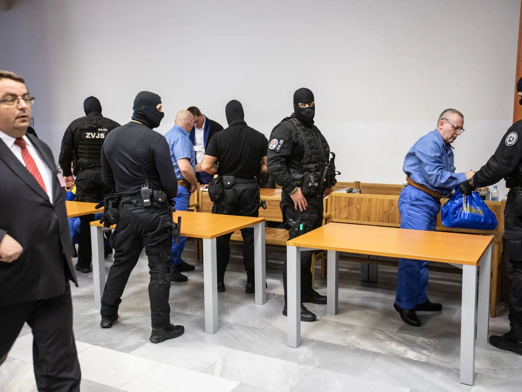 Trojitá nenávisť: Černák, Kaštan a Lališ sa celý čas vyhýbali vzájomnému očnému kontaktu. Všetci sú obžalovaní z účasti na príprave vraždy Sylvie Volzovej.