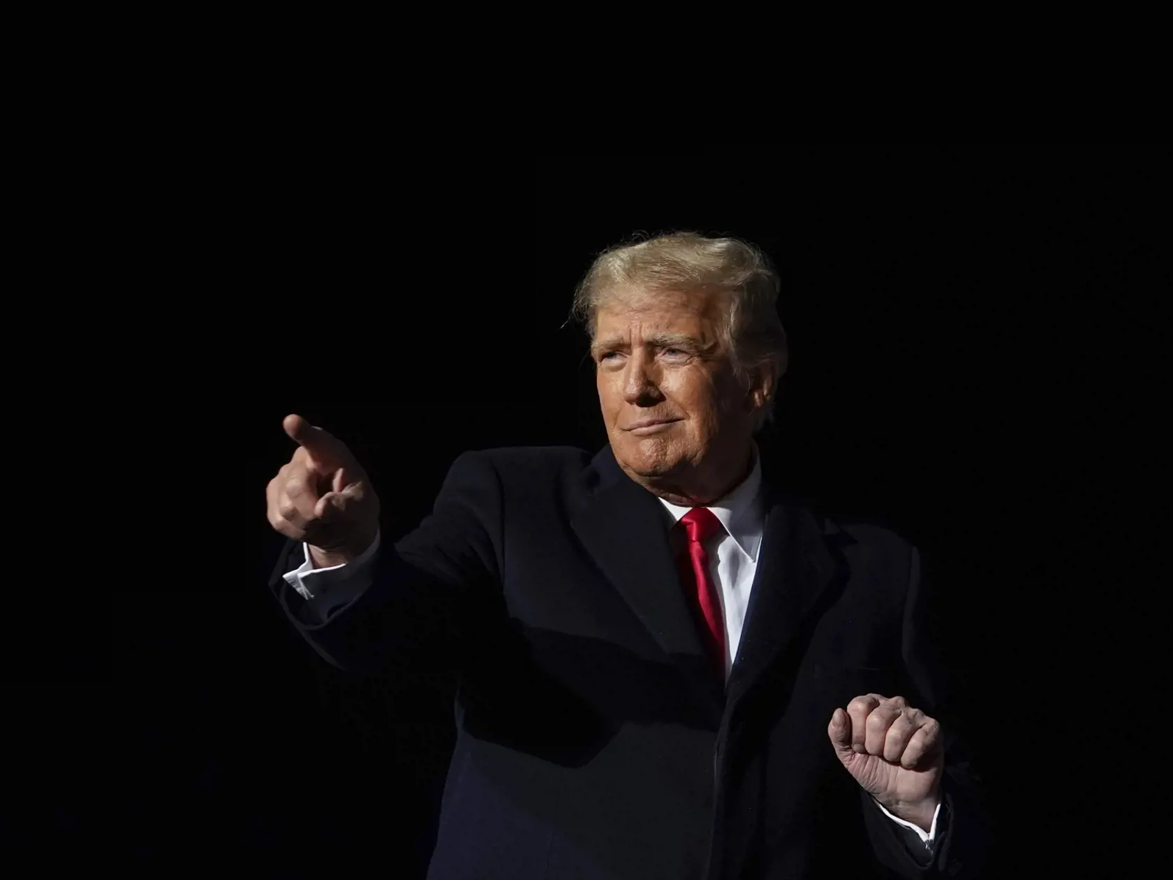 snímke bývalý americký prezident Donald Trump tancuje po príhovore na predvolebnom mítingu vo Vandalii v štáte Ohio 7. novembra 2022.