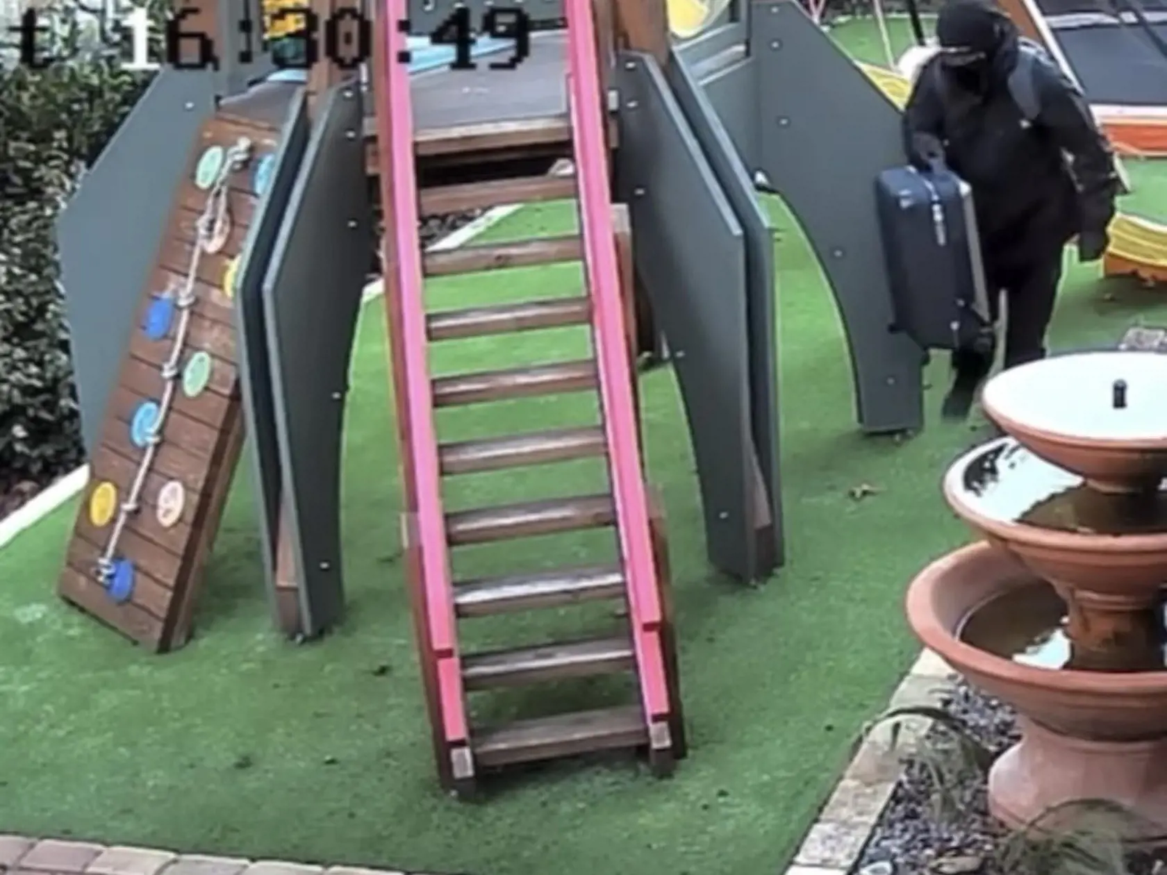 Rytmus zverejnil na Instagrame video, ako sa ku nim nedávno vlámal zlodej.