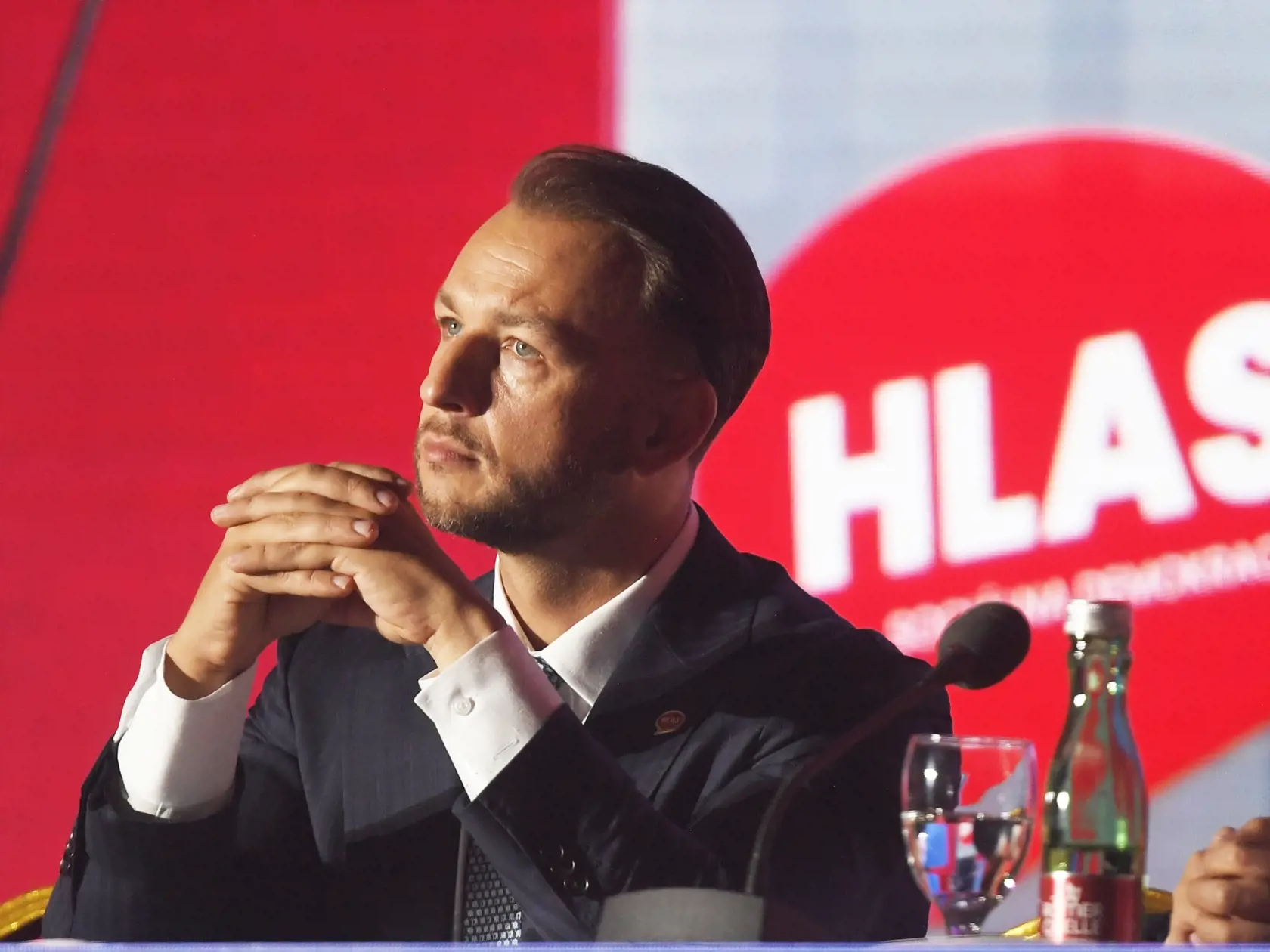 Generálny manažér strany Hlas-SD a minister vnútra Matúš Šutaj Eštok počúva na 4. pracovnom sneme strany Hlas-SD v Košiciach v sobotu 1. júna 2024.