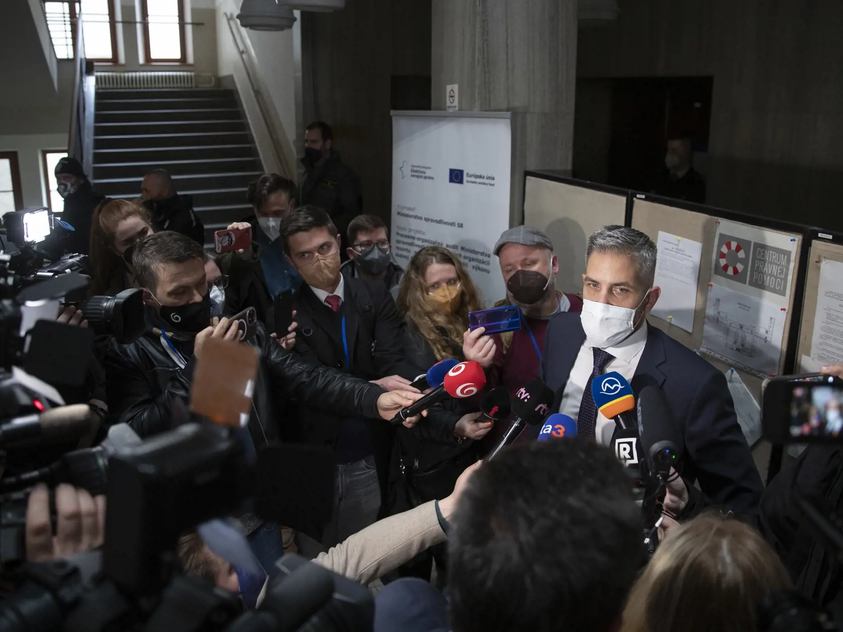 Najvyšší súd SR uznal šéfa ĽSNS Mariana Kotlebu vinným za to, že verejne prejavoval sympatie k nacistickému režimu tým, že verejne prezentoval symboly, ktoré znázorňujú potláčanie ľudských práv. Na snímke je Tomáš Rosina, obhajca Kotlebu po vynesení rozsudku.