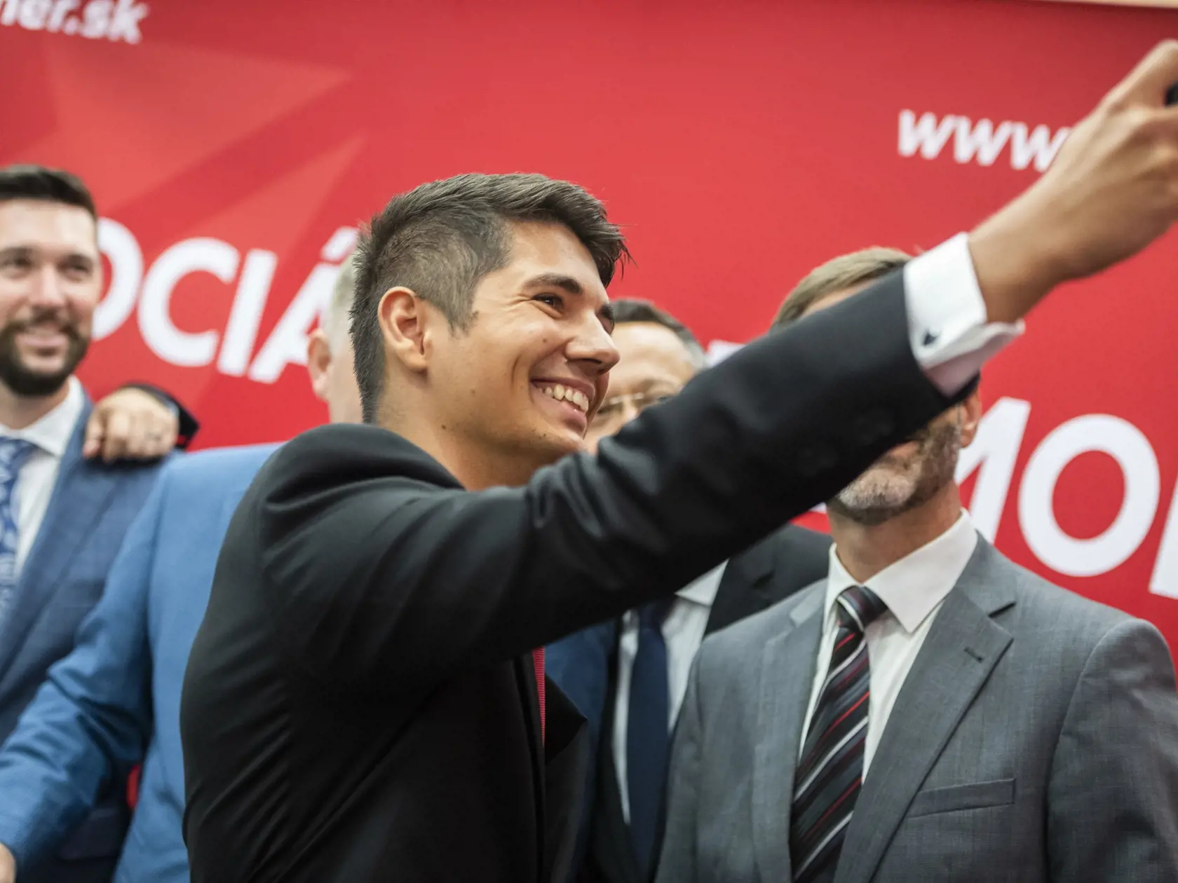 18. júla 2020: Podpredseda Smeru Erik Kaliňák (v popredí) robí selfie počas tlačovej konferencie po pracovnom sneme strany Smer – sociálna demokracia v Bratislave .