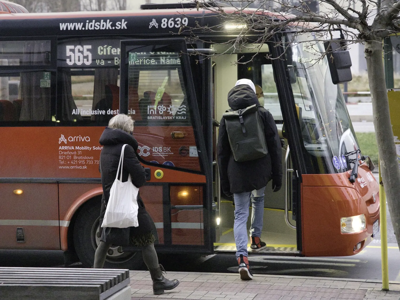 Ako uviedol Peter Stach, skupina Arriva, prevádzkujúca autobusovú dopravu, má skúsenosť s jednotným cestovným lístkom napríklad z Holandska. „Tá potvrdzuje, že ide o funkčné riešenie, z ktorého majú cestujúci úžitok,“ dodal.