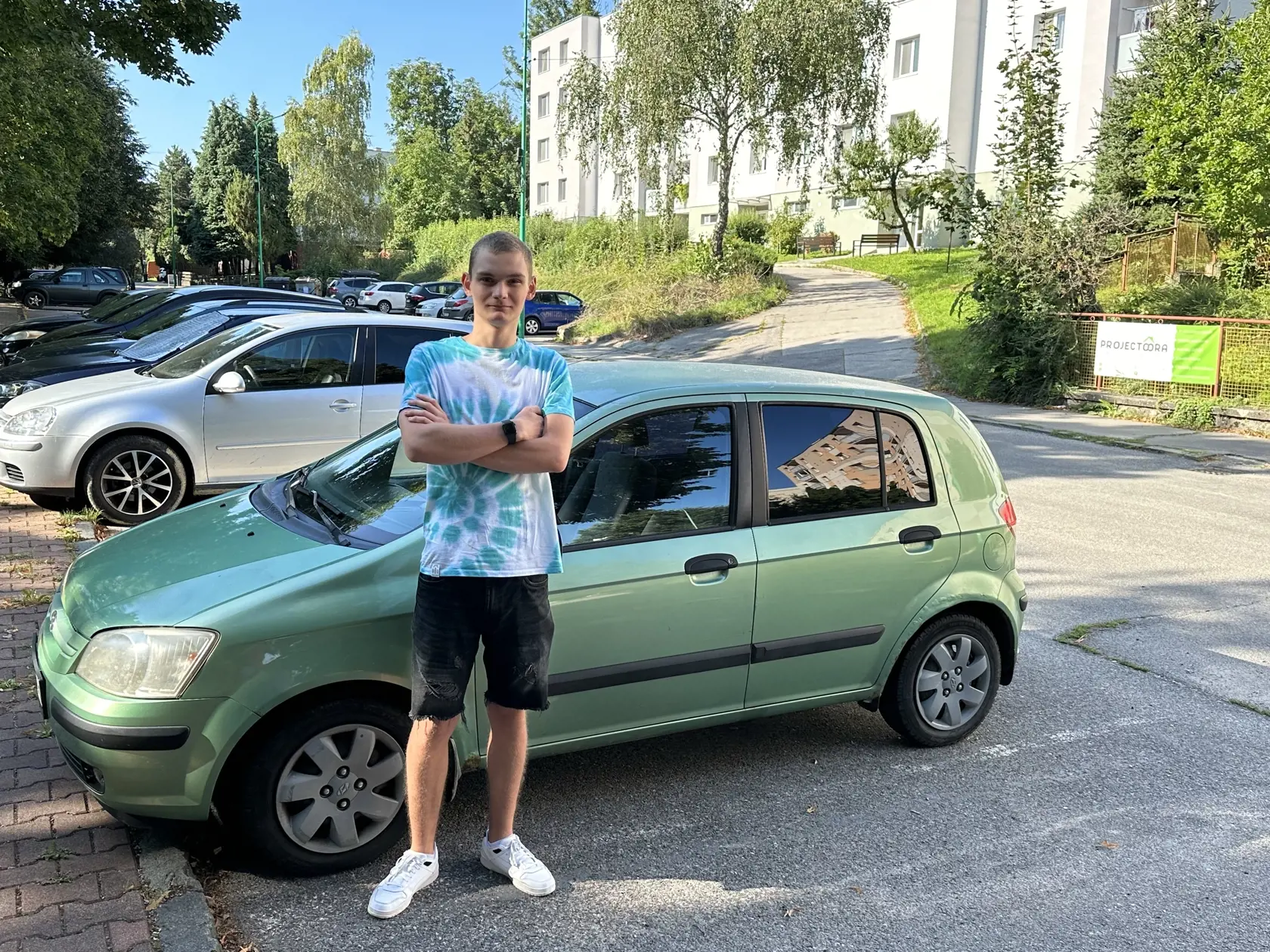 Dominik Michalko (19), študent vysokej školy, Piešťany – „Ako študent mám lístky na vlak zadarmo. To znamená, že aj keď do školy dochádzam, je pre mňa jednotný cestovný lístok za poplatok zbytočný. Navyše mám vlastné auto, ktoré preferujem pred preplnenou hromadnou dopravou. Okrem toho mi auto umožňuje presúvať sa medzi jednotlivými budovami školy na čas, čo sa o autobusoch nedá vždy povedať.“