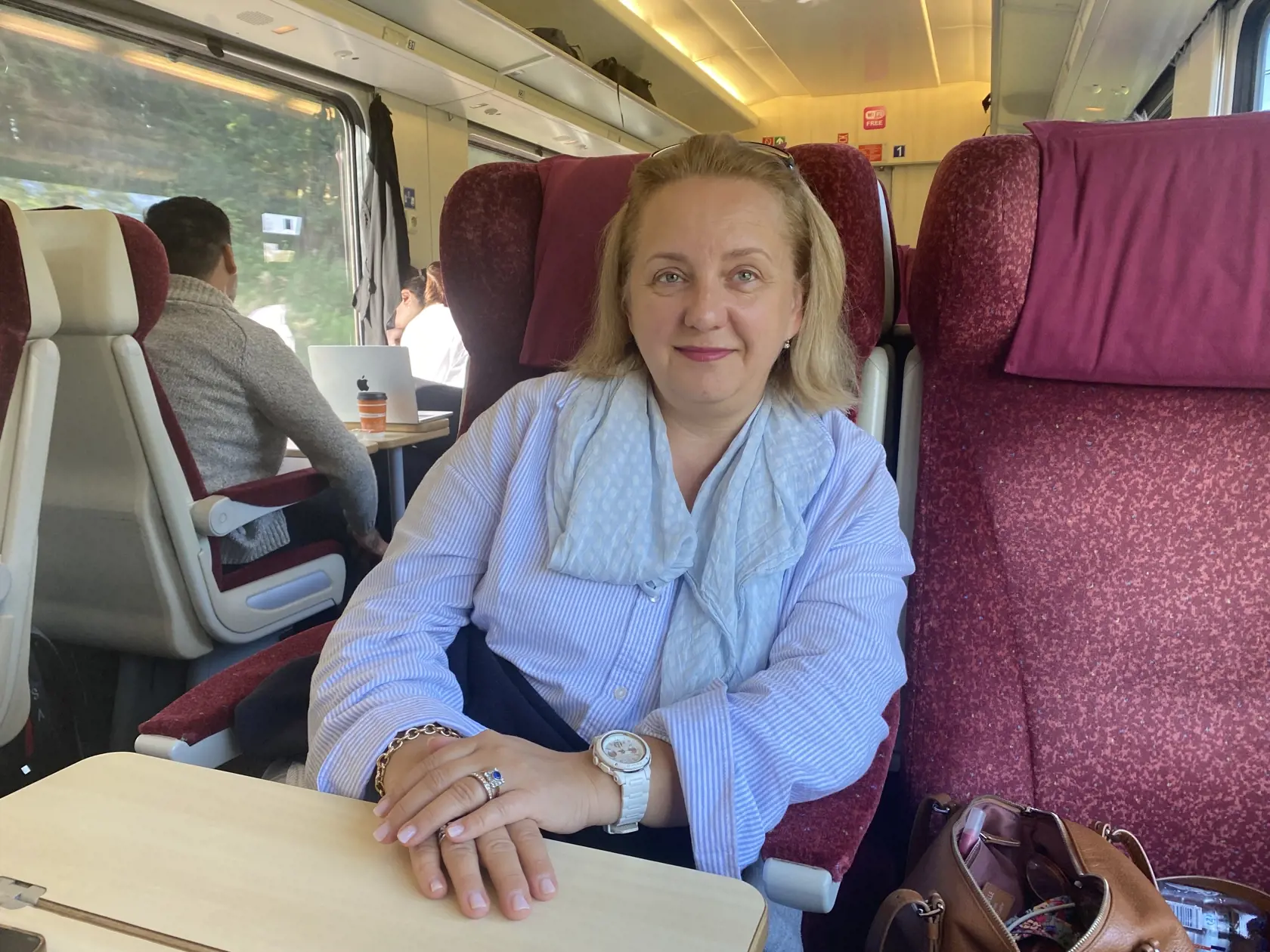 Andrea (52), logistka v doprave, Košice
"Privítala som to. Vo vyspelom svete to takto bežne funguje. Cena by však mala závisieť od poskytnutých služieb. Iné štandardy sú v Rakúsku a iné u nás. Ja ročne precestujem tisíce kilometrov. Ale namiesto skvalitňovania dopravy u nás mám pocit, že je to čoraz horšie a že Košice sú čoraz ďalej od Bratislavy. Trať máme nevyhovujúcu, zrekonštruovaná je iba jeho časť. Nemáme krížové prepojenia sever - juh. Existuje iba jeden smer na Bratislavu."