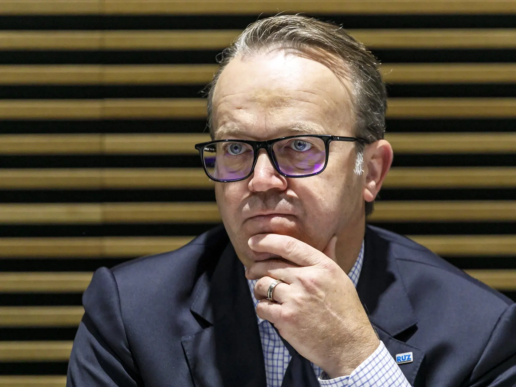 Prezident Republikovej únie zamestnávateľov (RÚZ) Miroslav Kiraľvarga: Drahšie vyrobíme ako predáme. Oceliarenský priemysel už dnes pociťuje recesiu. „Recesia pre nás znamená to, že cena nákladov toho, čo vyrábame, je minimálne taká istá ako cena produktu, ak nie ešte vyššia. Čiže je drahšie vyrábať, ako predávať,“ vysvetlil prezident RÚZ Miroslav Kiraľvarga, ktorý je aj zástupcom oceliarenského priemyslu na Slovensku