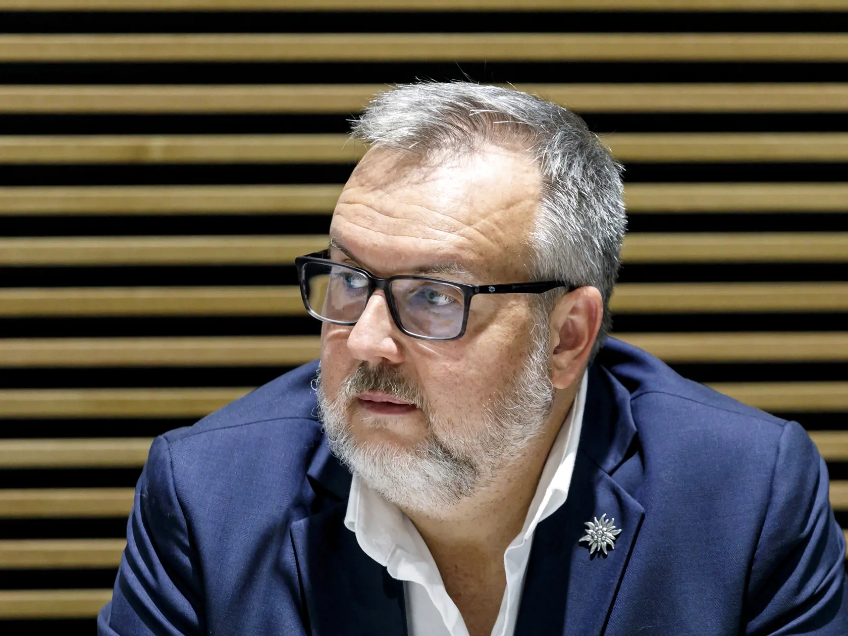 Člen Prezídia Asociácie hotelov a reštaurácií Slovenska (AHRS) Martin Novotný: V izbách bude 12 stupňov. Mnohé prevádzky pred začiatkom vykurovacej sezóny stoja pred otázkou, či vôbec otvoriť. „Niektorí už zo zúfalstva začali vtipkovať, že začnú ponúkať zážitkové pobyty ako terapia tmou, pobudne tam týždeň a odíde oddýchnutý. Alebo to spoja aj s otužovaním, na termostatoch nastavíme 12 stupňov a klienti sa budú tešiť domov, kde majú teplo a regulované ceny.“