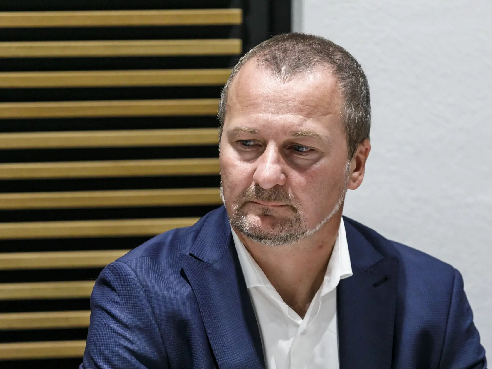 Prezident Zväzu výrobcov cementu (ZVC) SR Martin Kebísek: „Cena jedného 25-kg vreca cementu by sa v praxi musela zvýšiť aj tri- až päťnásobne. Týka sa to aj betónových výrobkov, betón je po vode druhá najpoužívanejšia surovina na svete. „Bez toho nepostavíte ani drevodom, ani žiadnu stavbu. Bez betónu by nefungovalo stavebníctvo,“ dodal. Stavebné materiály sú nevyhnutné pre stavebné firmy, ktoré zamestnávajú viac ako 100-tisíc ľudí na Slovensku.