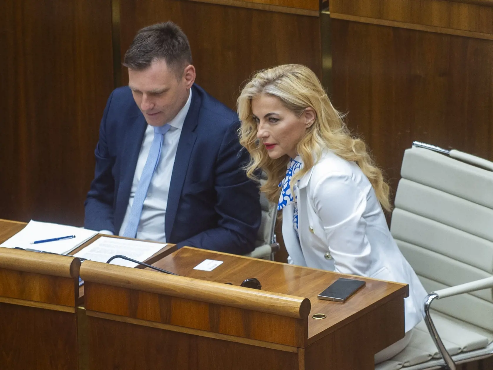 Na snímke zľava minister životného prostredia SR Tomáš Taraba (nominant SNS) a ministerka kultúry SR Martina Šimkovičová (nominantka SNS) počas 12. schôdze NR SR, na ktorej Šimkovičová čelí svojmu odvolávaniu 10. mája 2024 v Bratislave. FOTO TASR - Jakub Kotian
