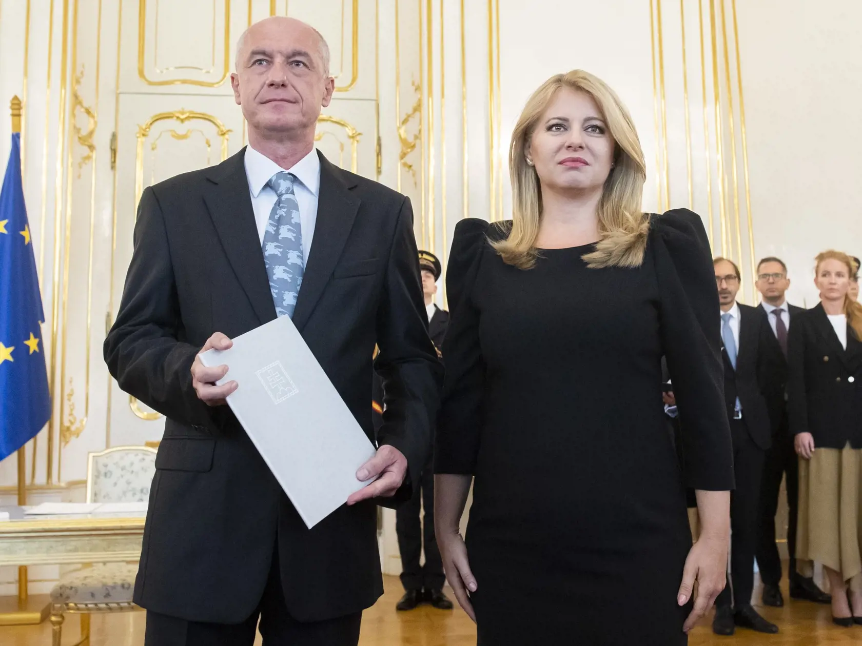 Prezidenta SR Zuzana Čaputová (vpravo) prijala demisiu ministra hospodárstva Richarda Sulíka (SaS). Vo funkcii ho v utorok 13. septembra 2022 nahradil Karel Hirman (vľavo).