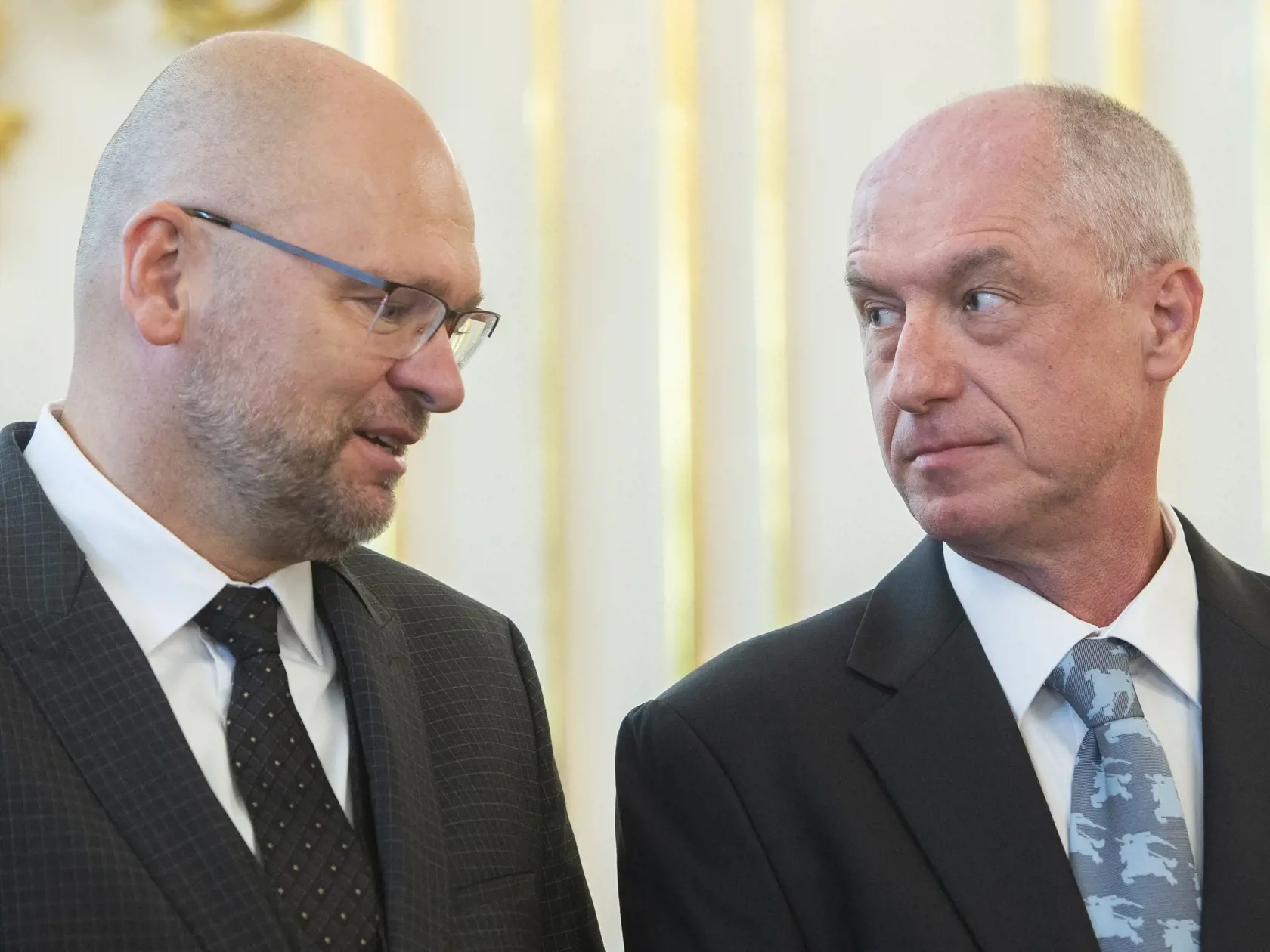 Prezidenta SR Zuzana Čaputová prijala v utorok 13. septembra 2022 v Prezidentskom paláci demisiu ministra hospodárstva Richarda Sulíka (SaS - vľavo). Vo funkcii ho nahradí Karel Hirman (vpravo). FOTO TASR - Martin Baumannn