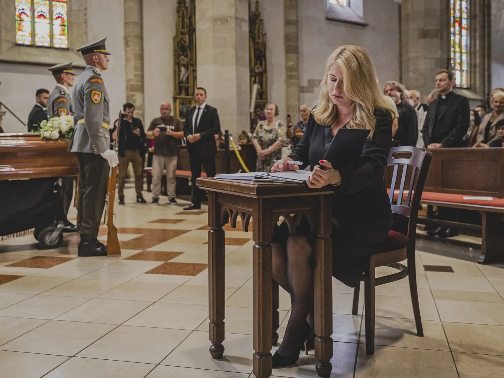V bratislavskom Dóme Sv. Martina sauskutočnila verejná rozlúčka so zosnulým kardinálom Jozefom Tomkom. Na snímke prezidentka Zuzana Čaputová.