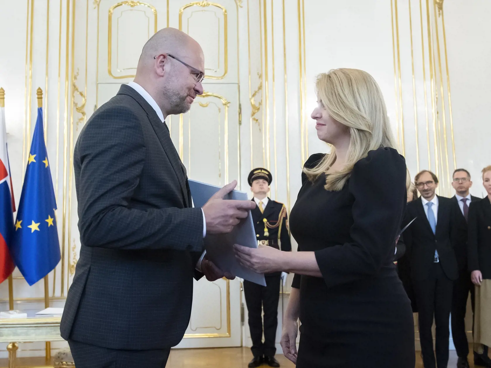 Prezidenta SR Zuzana Čaputová (vpravo) prijala v utorok 13. septembra 2022 v Prezidentskom paláci demisiu ministra hospodárstva Richarda Sulíka (SaS). Vo funkcii ho nahradí Karel Hirman