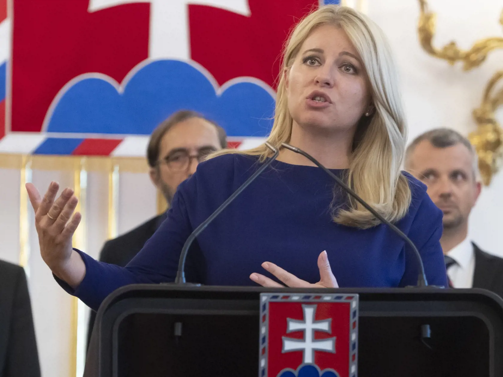 Na snímke prezidentka SR Zuzana Čaputová (uprostred) počas vyhlásenia k referendu o predčasných volieb v Bratislave v pondelok 12. septembra 2022. Prezidentka Zuzana Čaputová vypíše referendum týkajúce sa predčasných volieb minimálne s jednou otázkou. Či bude mať referendum dve otázky, bude závisieť od Ústavného súdu SR, na ktorý sa obráti. FOTO TASR - Martin Baumann