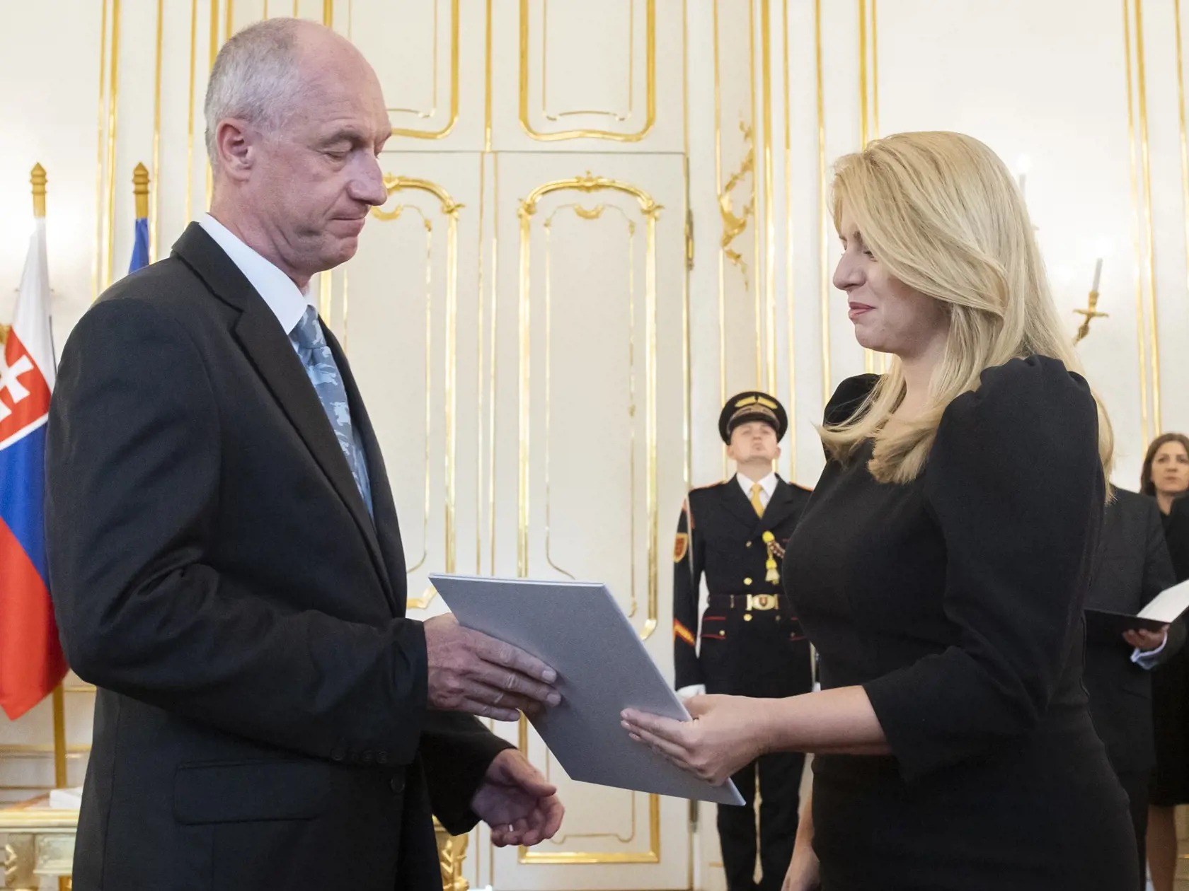 Prezidenta SR Zuzana Čaputová (vpravo) prijala v utorok 13. septembra 2022 v Prezidentskom paláci demisiu ministra hospodárstva Richarda Sulíka (SaS). Vo funkcii ho nahradil Karel Hirman (vľavo). FOTO TASR - Martin Baumannn