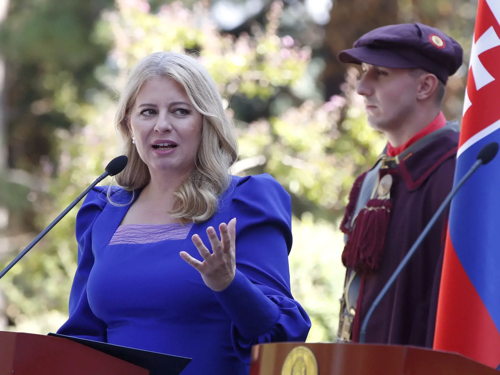 JB 32 Skopje - Slovenská prezidentka Zuzana Čaputová hovorí s novinármi počas tlačovej konferencie so svojím severomacedónskym partnerom Stevom Pendarovským (nie je na snímke) po ich stretnutí v Prezidentskom paláci v Skopje 7. septembra 2022. Čaputová pricestovala na oficiálnu návštevu Severného Macedónska. FOTO TASR/AP 

Slovakia's President Zuzana Caputova talks for the media during a news conference with North Macedonia's President Stevo Pendarovski at the presidential palace in Skopje, Nort