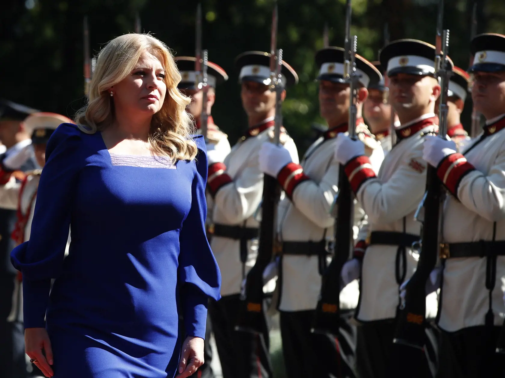 JB 27 Skopje - Slovenská prezidentka Zuzana Čaputová kráča so svojím severomacedónskym partnerom Stevom Pendarovským (nie je na snímke) počas prehliadky čestnej stráže pred ich stretnutím v Prezidentskom paláci v Skopje 7. septembra 2022. Čaputová pricestovala na oficiálnu návštevu Severného Macedónska. FOTO TASR/AP 

Slovakia's President Zuzana Caputova walks near an honor guard squad upon her arrival at the presidential palace in Skopje, North Macedonia, on Wednesday, Sept. 7, 2022. Slovakia's