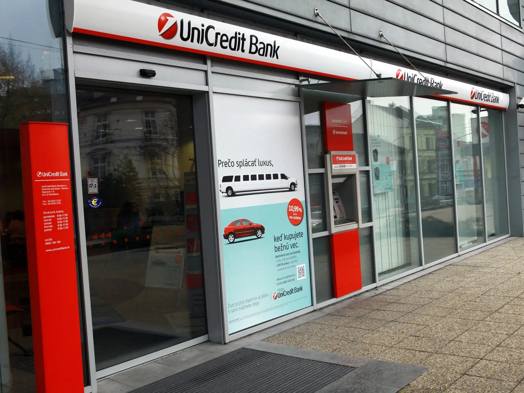 Poplatky v bankách za služby realizované v pobočkách sú často drahšie než poplatky online bankovníctva. Dôvody sú jednoduché. Prevádzka kamenných pobočiek je nákladnejšia ako prevádzka online služieb.
