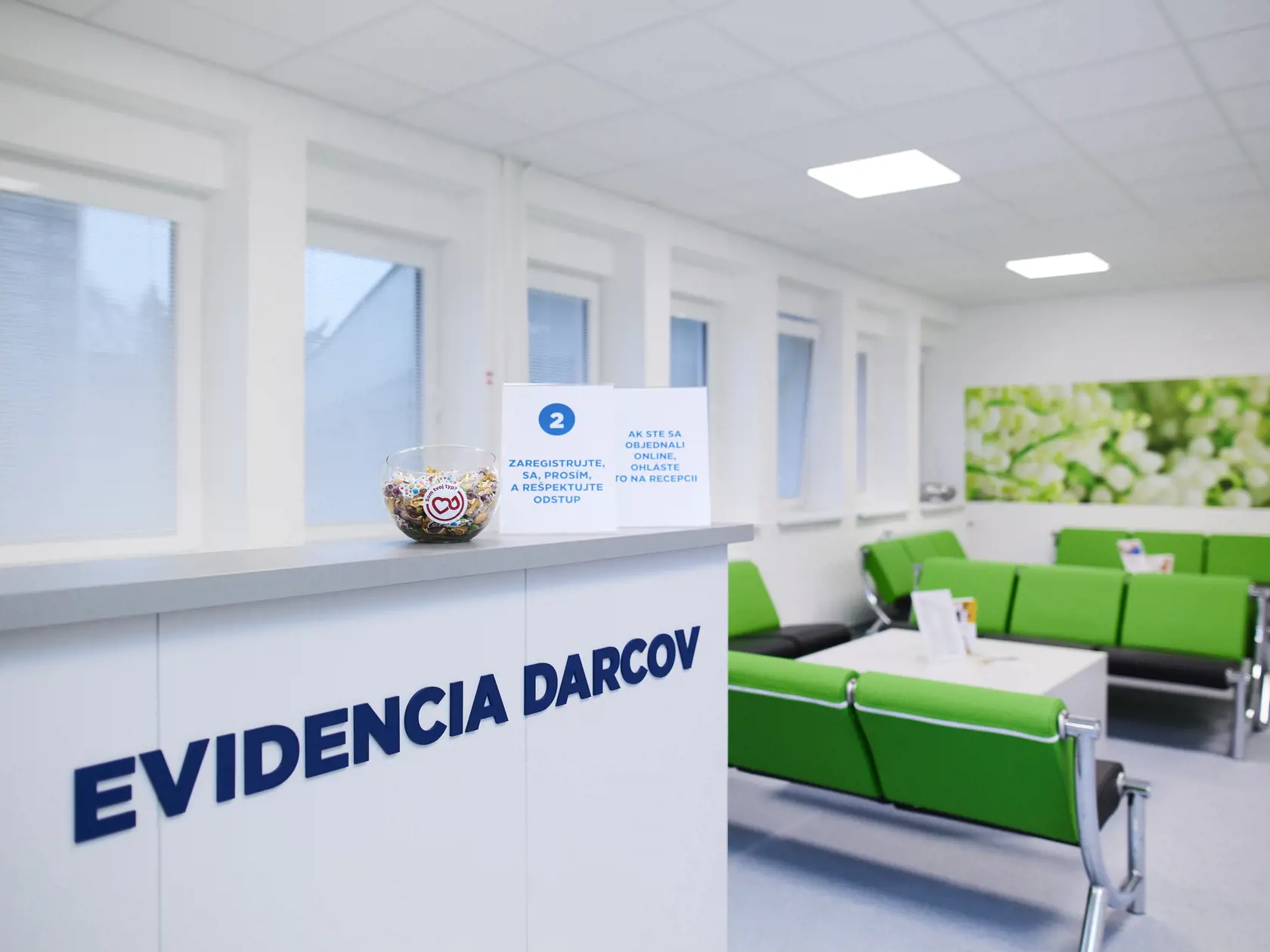 Čakáreň v darcovskom centre v trebišovskej nemocnici.
