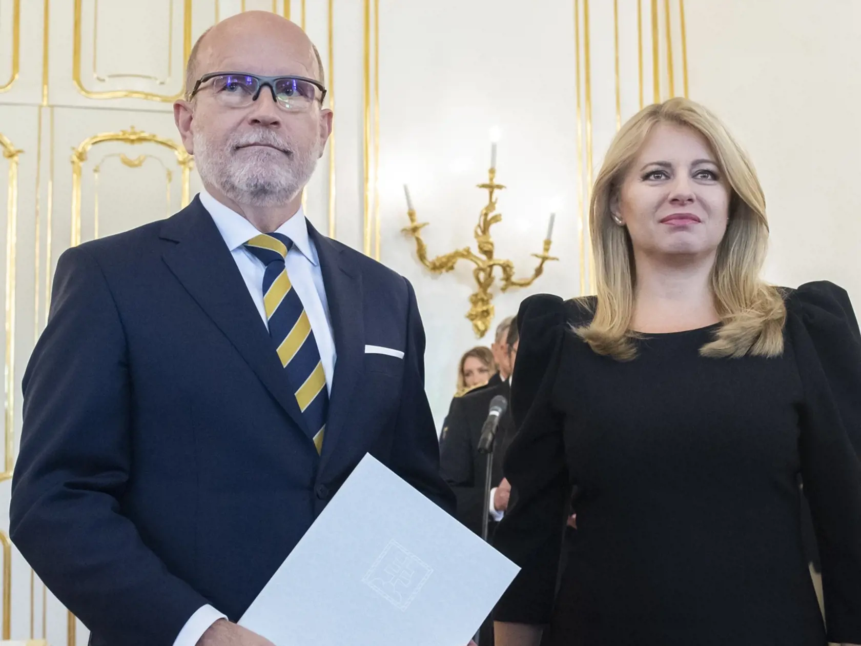 Prezidenta SR Zuzana Čaputová (vpravo) v utorok 13. septembra 2022 v Prezidentskom paláci prijala demisiu ministra zahraničných vecí a európskych záležitostí Ivana Korčoka (nominant SaS). Vo funkcii ho vystriedal Rastislav Káčer (vľavo)