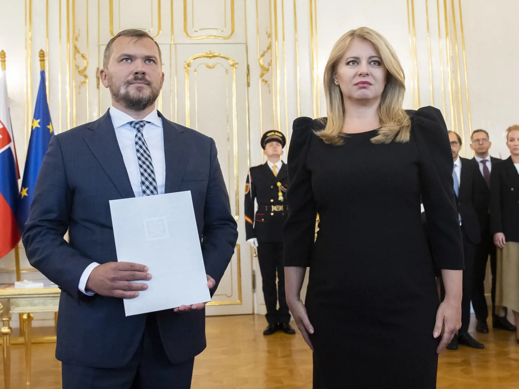 Prezidenta SR Zuzana Čaputová (vpravo) prijala v utorok 13. septembra 2022 v Prezidentskom paláci demisiu ministerky spravodlivosti Márie Kolíkovej (SaS). Vo funkcii ju vystriedal Viliam Karas (vľavo).
