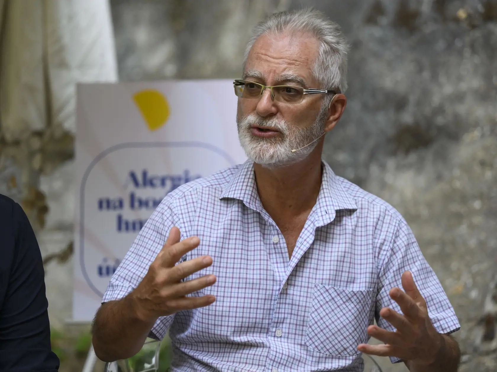 Na snímke alergológ a imunológ Martin Hrubiško gestikuluje počas tlačovej konferencie na tému Alergia na bodnutie hmyzom : prvá pomoc nestačí. V Bratislave 9. júla 2024. FOTO TASR - Jaroslav Novák