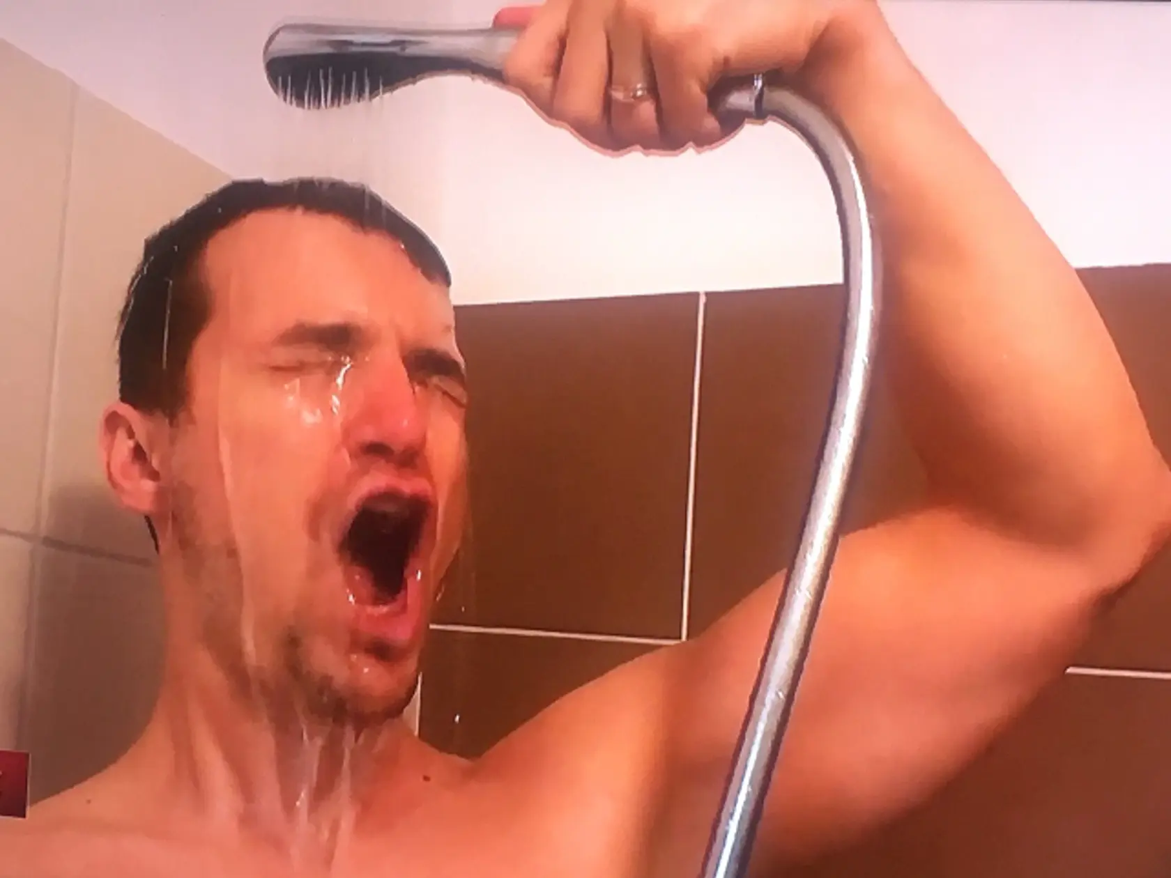 Viktor Vincze sa rád sprchuje v studenej vode.