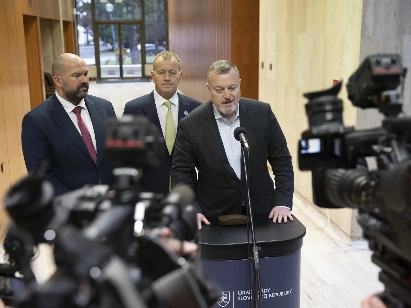Peter Pčolinský bol známy svojím podrezaným jazykom. Aj dnes, z času na čas, poriadne naloží svojim exkolegom z koalície. Najnovšie si však nasypal aj sám popol na hlavu.