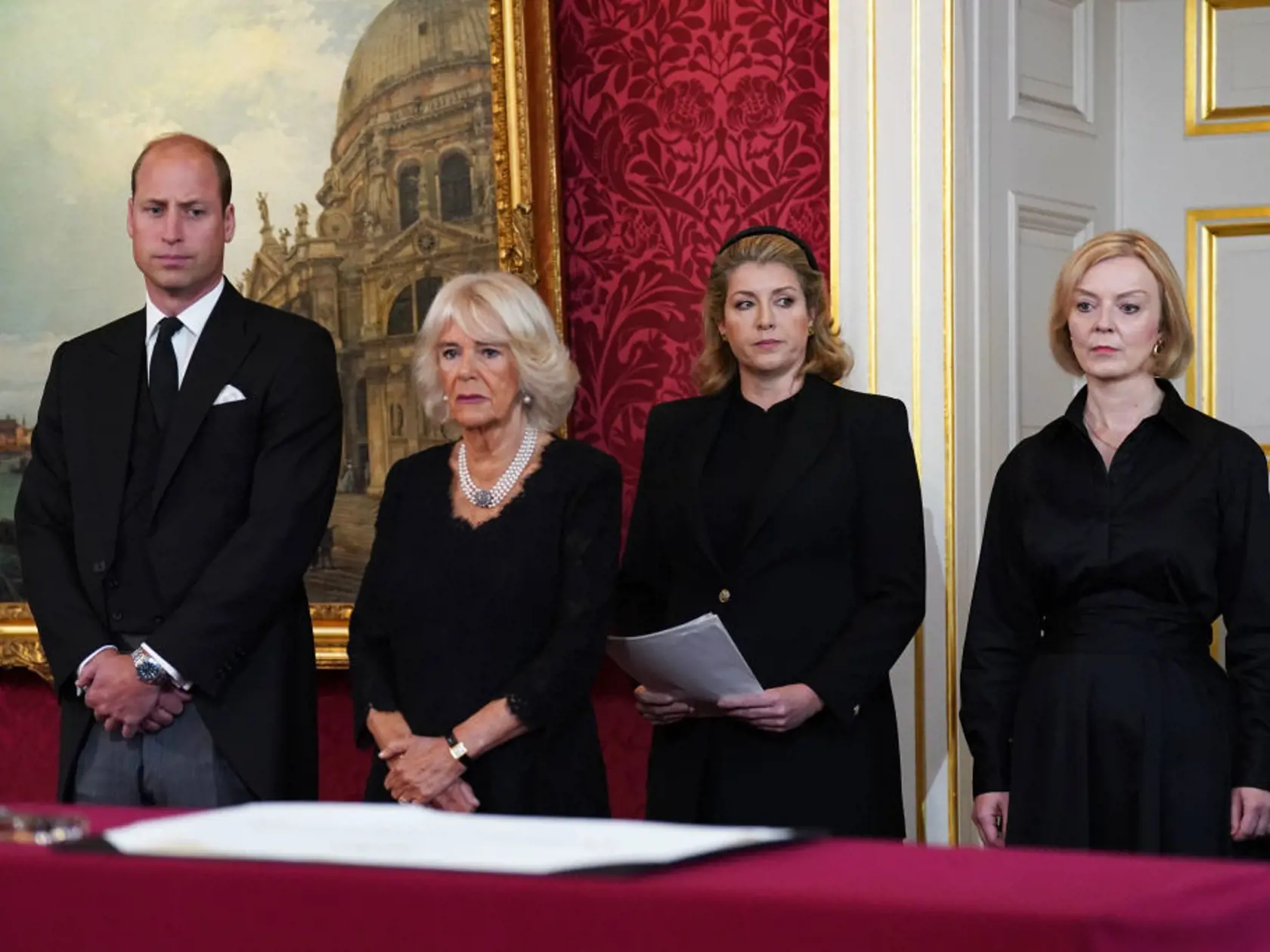 Britská premiérka Liz Trussová a vysokopostavení členovia vlády v sobotu popoludní zložili prísahu vernosti novému britskému kráľovi Karolovi III. v Dolnej Snemovni britského parlamentu.