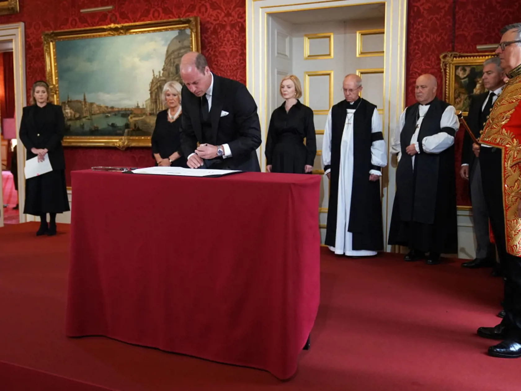 Britská premiérka Liz Trussová a vysokopostavení členovia vlády v sobotu popoludní zložili prísahu vernosti novému britskému kráľovi Karolovi III. v Dolnej Snemovni britského parlamentu.