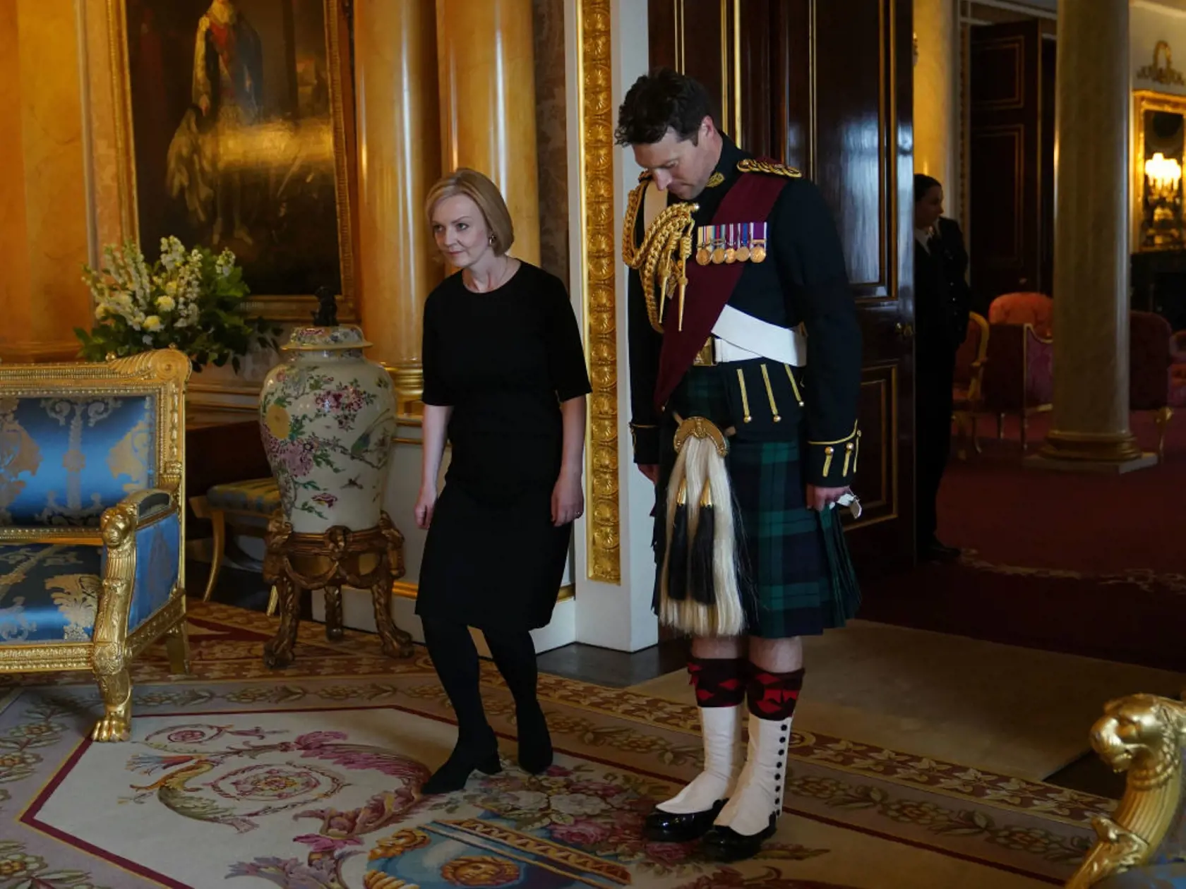 Britská premiérka Liz Trussová a vysokopostavení členovia vlády v sobotu popoludní zložili prísahu vernosti novému britskému kráľovi Karolovi III. v Dolnej Snemovni britského parlamentu.