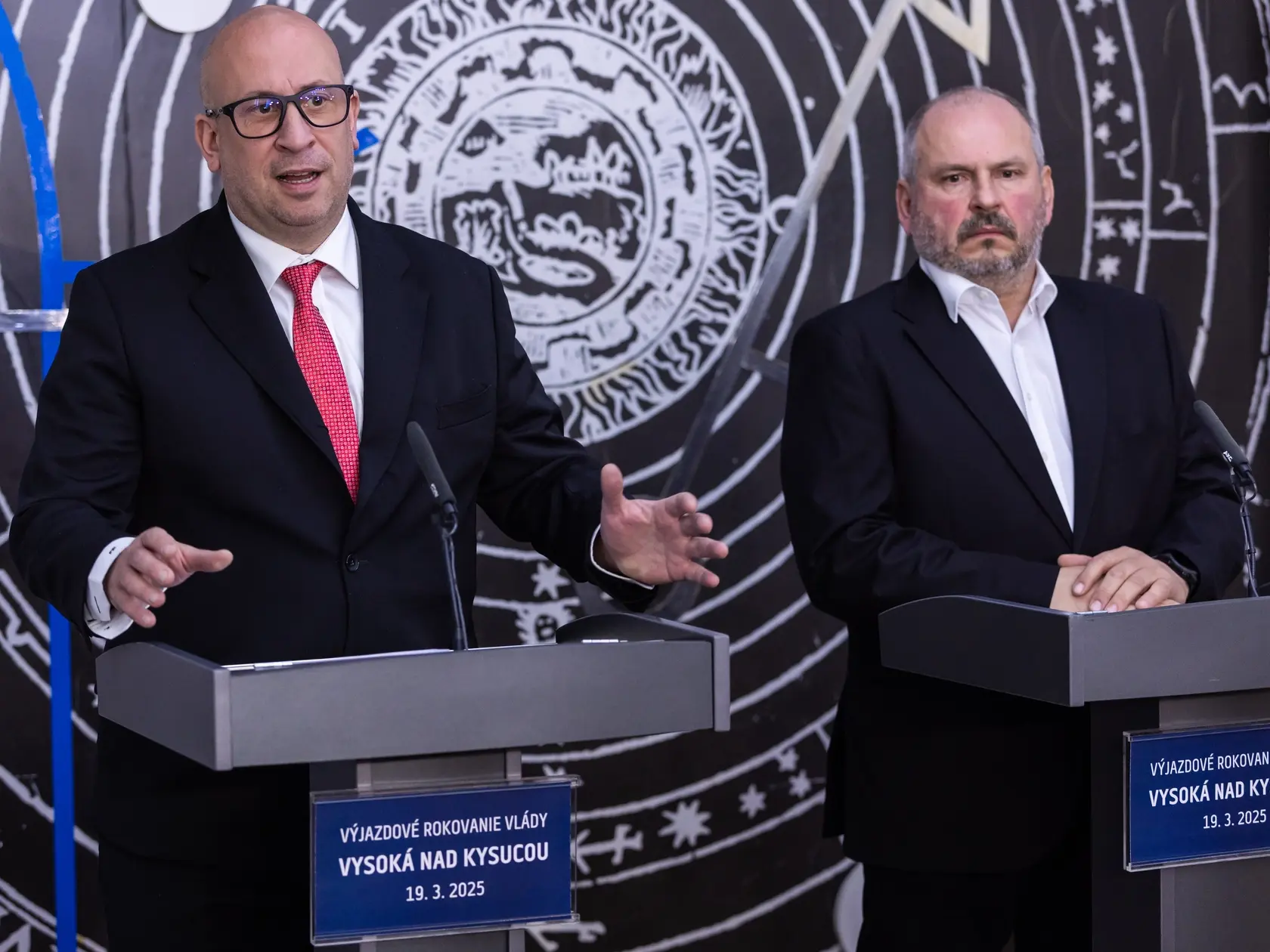 Na snímke zľava minister dopravy SR Jozef Ráž (nominant Smer-SD) a štátny tajomník Ministerstva dopravy SR Igor Choma počas tlačovej konferencie po skončení výjazdového rokovania vlády SR v obci Vysoká nad Kysucou v okrese Čadca v stredu 19. marca 2025. FOTO TASR - Daniel Stehlík