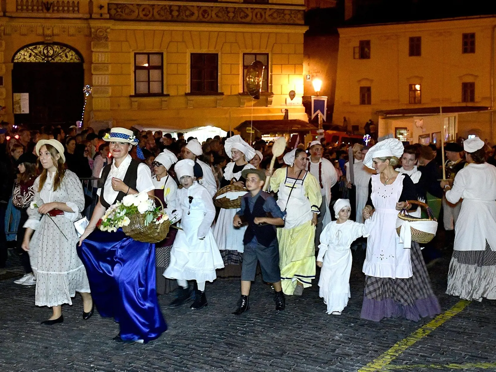 Príjemný je pohľad na skupinu remeselníčok. Nechýbajú medzi nimi ani pekárky, kvetinárky, kuchárky ani cukrárky.