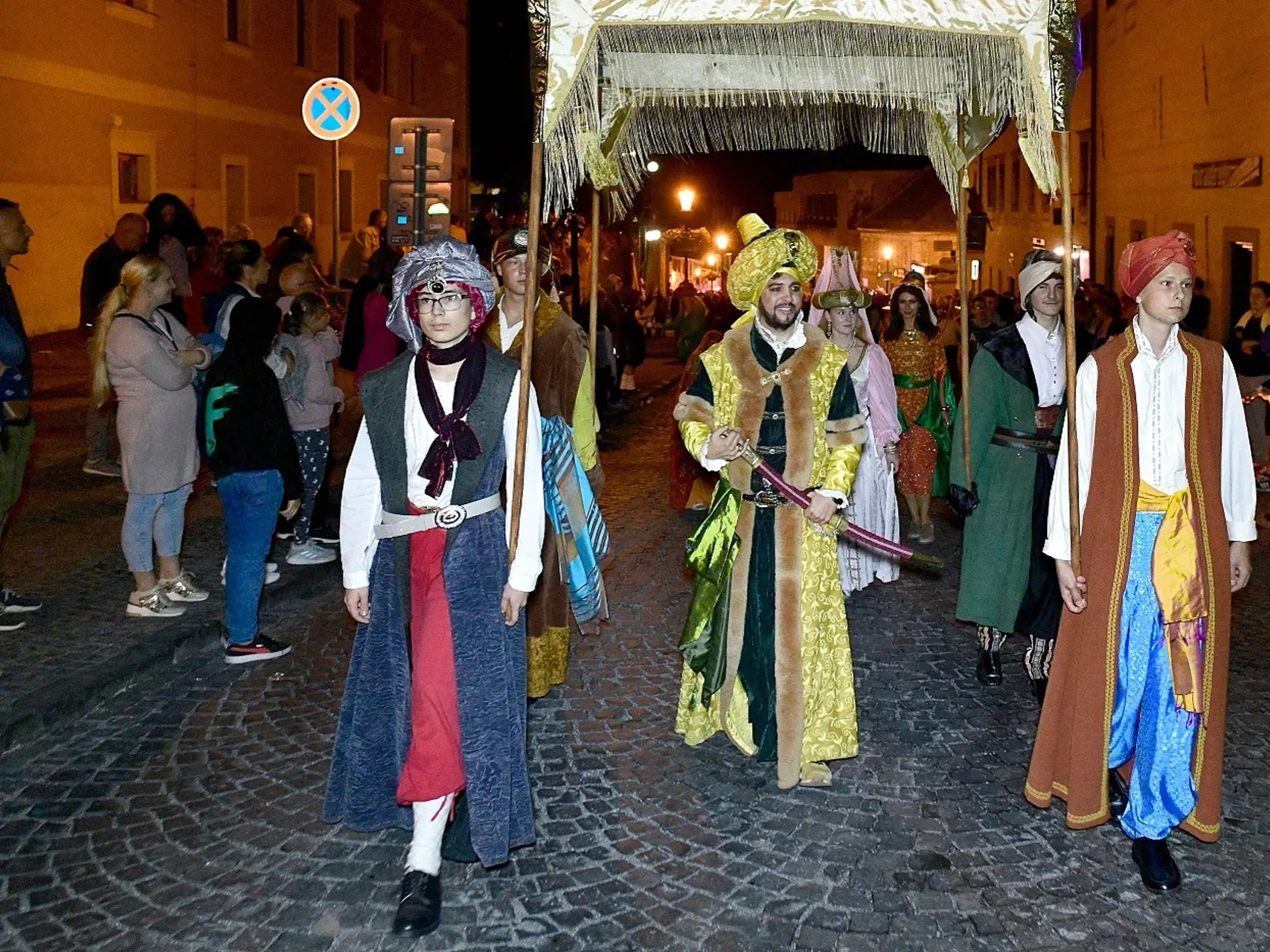 Z veľkej diaľky meral cestu do Štiavnice aj maharadža so sprievodom. Dôvodom bola návšteva syna, ktorý nebol žiadnym premiantom banskoštiavnickej akadémie.
