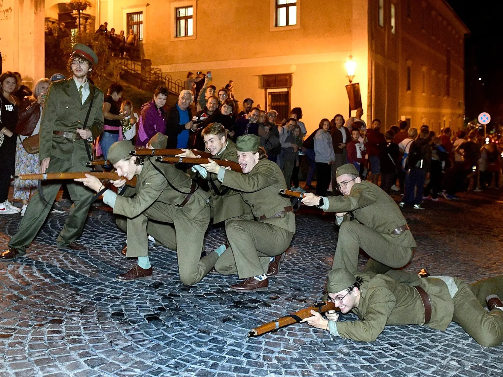 Kohože to majú na muške príslušníci verejnej bezpečnosti? Určite nejaké nebezpečné živly, keď sa ich tam zišlo toľko veľa.