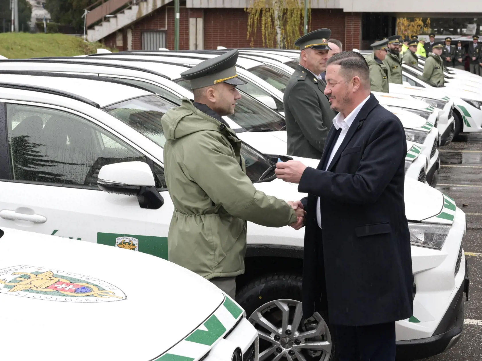 Na snímke prezident Finančnej správy (FS)  SR Jozef Kiss (vpravo) počas slávnostného odovzdania prvej várky motorových vozidiel pre colné úrady v Bratislave vo štvrtok 21. decembra 2023. Šéf finančnej správy odovzdal vo štvrtok 16 z celkového počtu 91 služobných motorových vozidiel. FOTO TASR - Pavel Neubauer