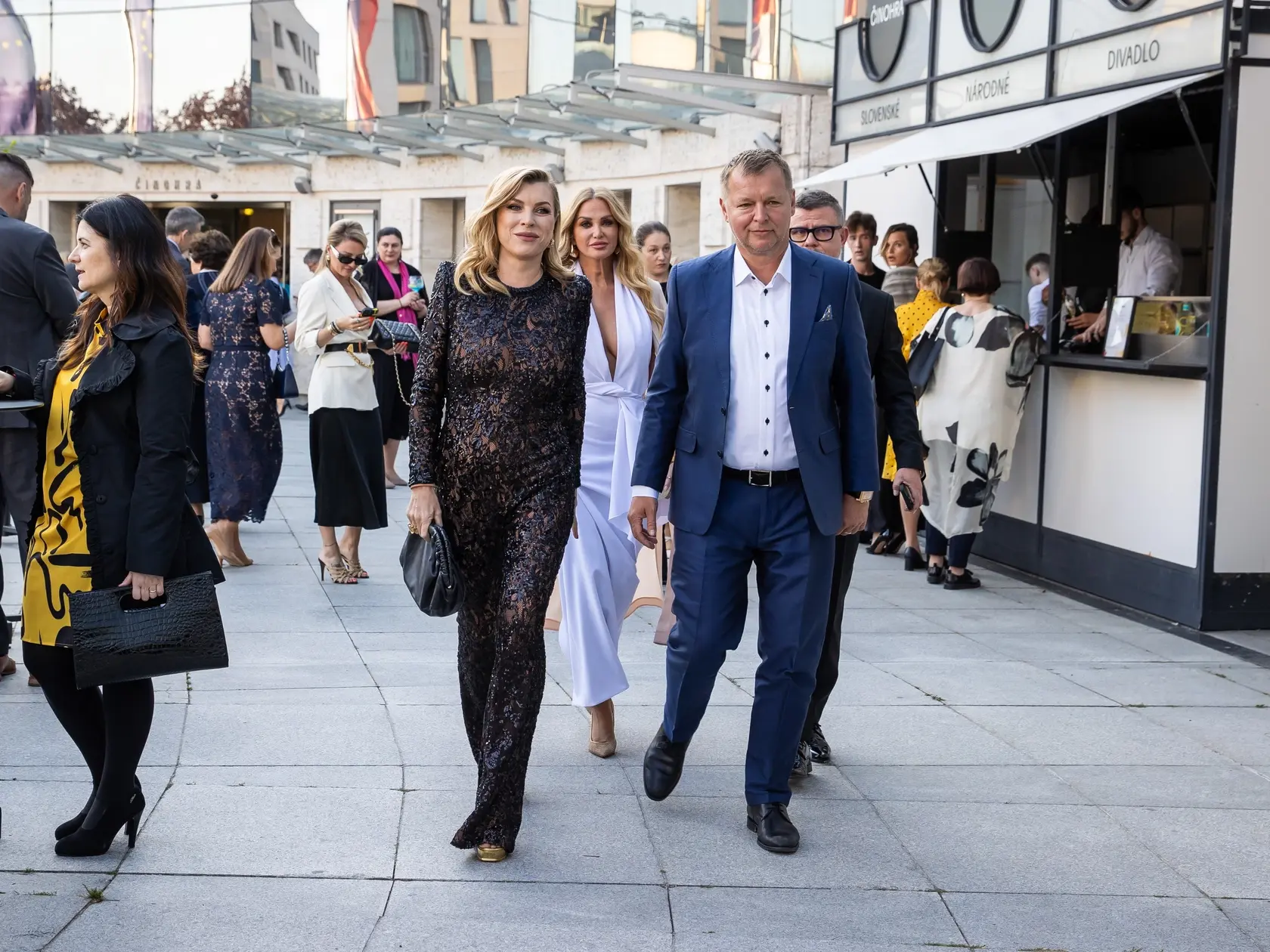 Na snímke Gabika Ruman Drobová s manželom Karolom Rumanom, ktorí prichádzajú na vystúpenie ruskej opernej speváčky Anny Netrebko do novej budovy Slovenského národného divadla v Bratislave. 